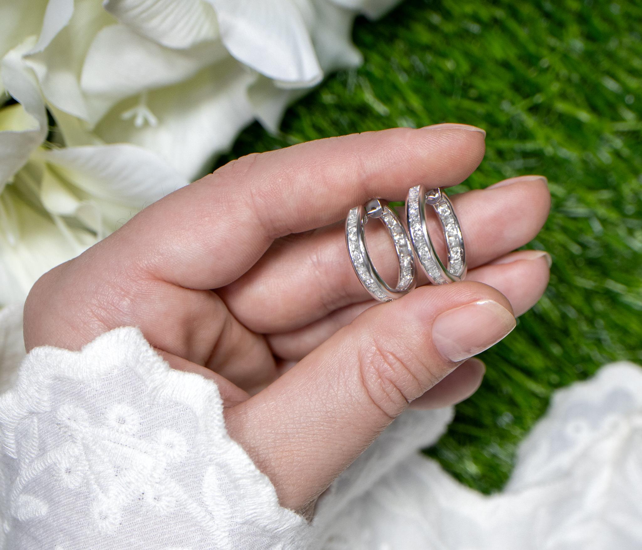 Doppelte Diamant-Creolen-Ohrringe Baguette und rund 2,16 Karat 18K Gold im Zustand „Hervorragend“ im Angebot in Aliso Viejo, CA