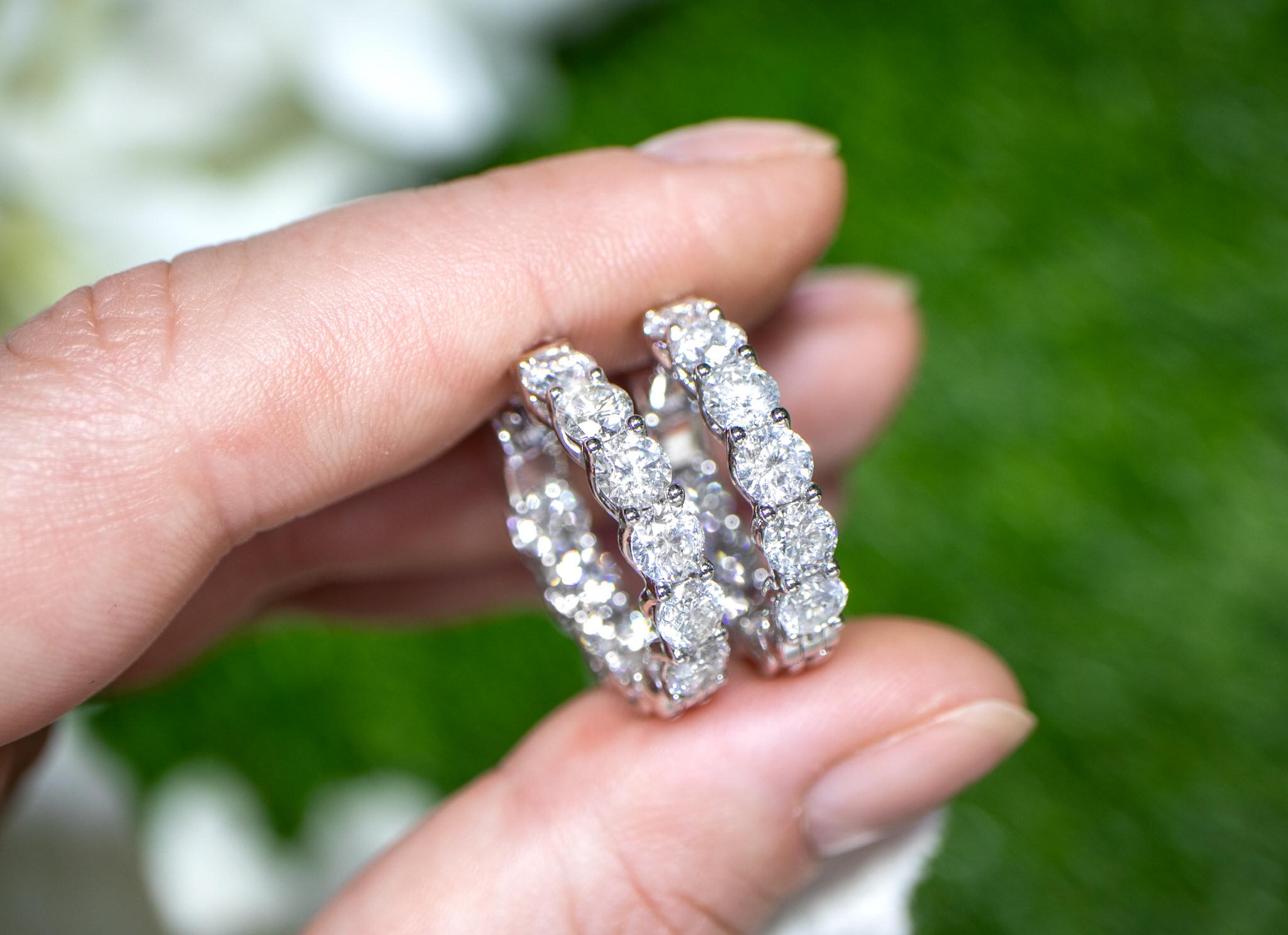Contemporain Créoles en or 18 carats avec double diamant taille ronde de 6,1 carats en vente
