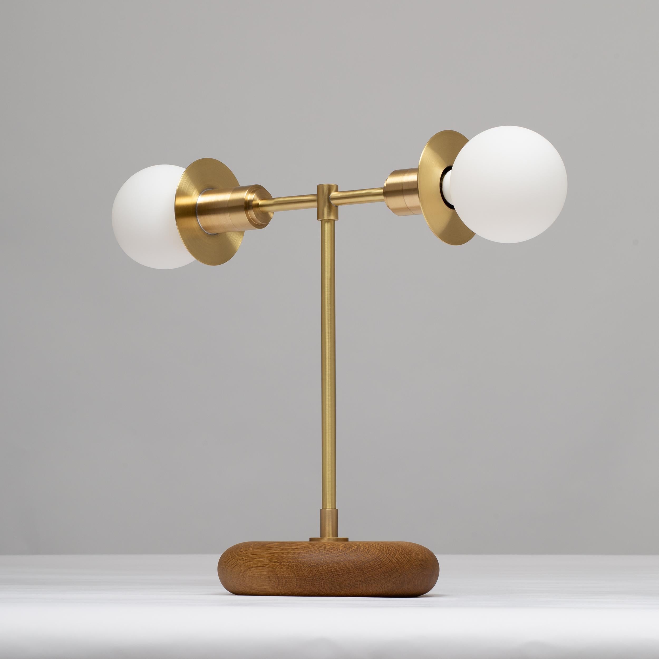 Moderne Lampe de table sphérique à double disques en chêne fumé par Lights of London en vente