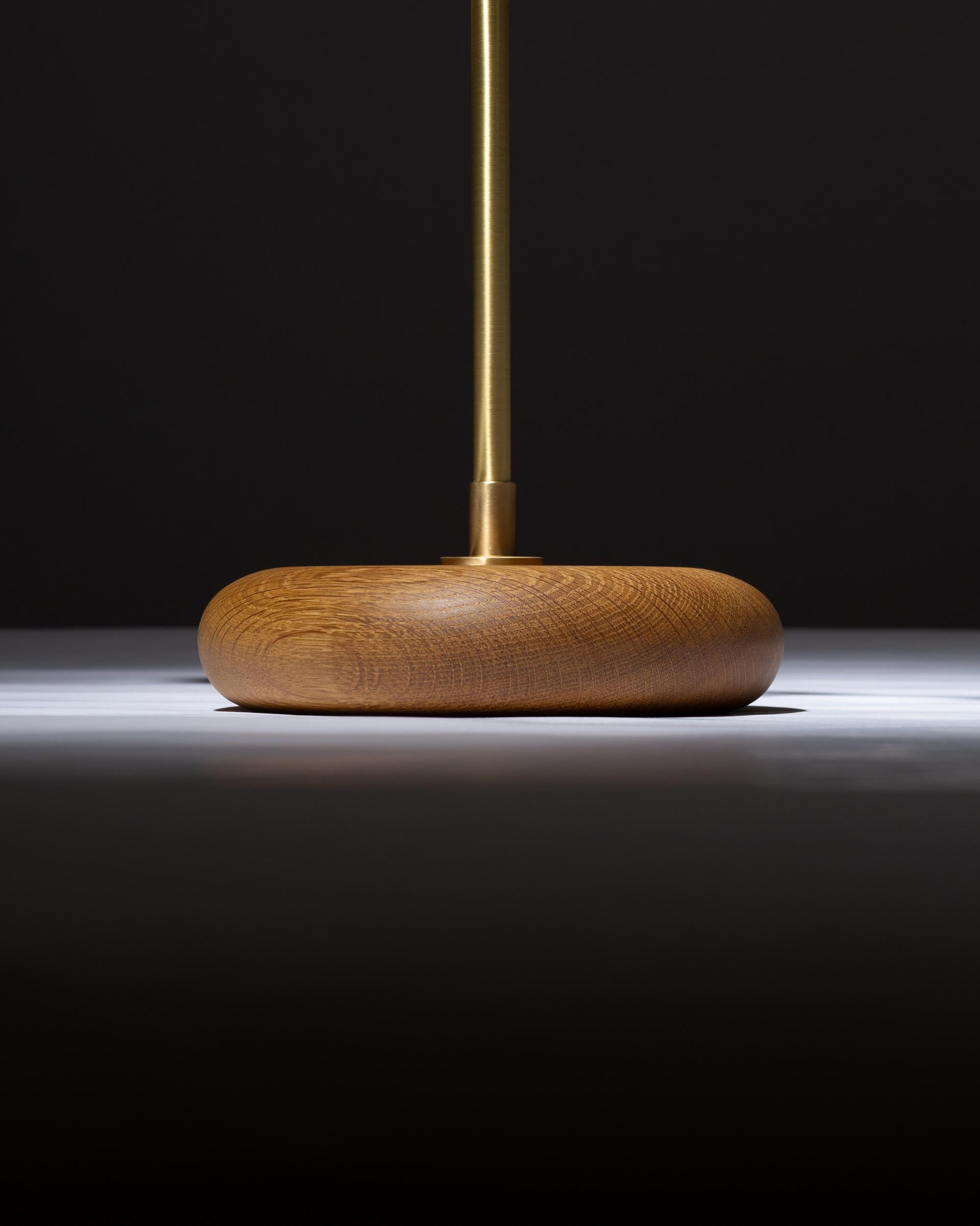 XXIe siècle et contemporain Lampe de table sphérique à double disques en chêne fumé par Lights of London en vente