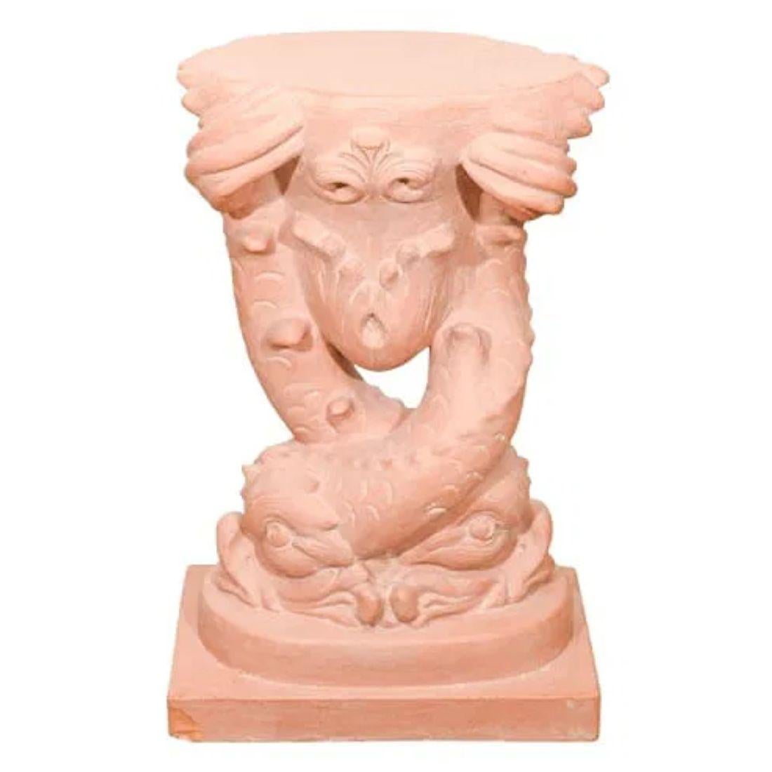 Esta base de mesa de piedra fundida presenta dos peces elegantemente estilizados, curvados uno alrededor del otro en una graciosa forma entrelazada. Elaborada con precisión escultórica, la base evoca el movimiento y la armonía, evocando el