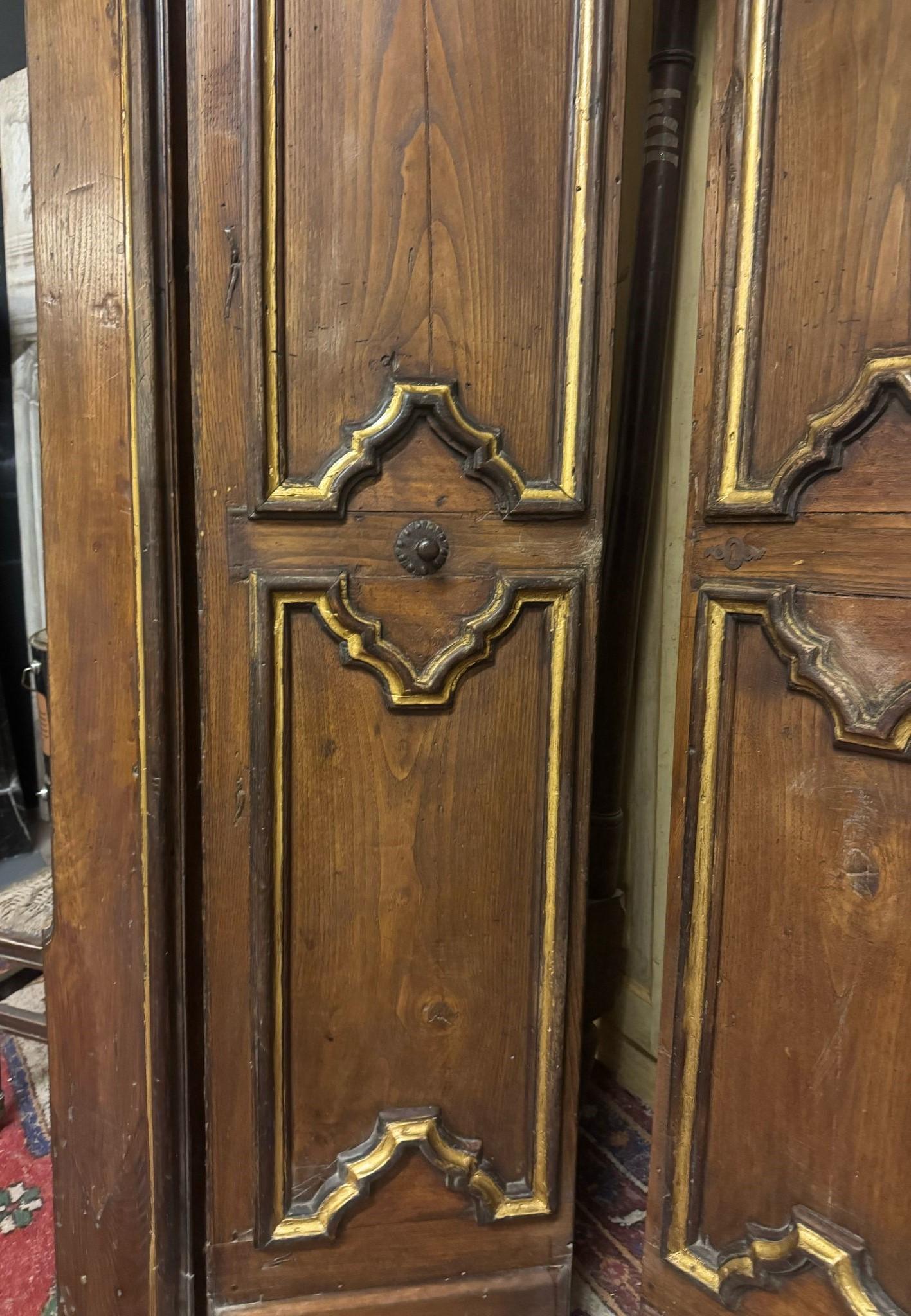 Porte ancienne à deux vantaux en châtaignier massif, sculptée à la main avec de riches moulures dorées et un seul bouton, complète avec cadre avec oreilles, dos lisse avec cadre, ouverture par poussée.
Original du début du 18ème siècle, originaire