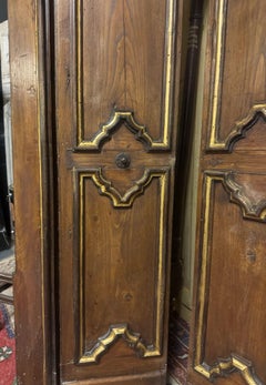 Porta doppia in legno di castagno intagliato con cornice, Italia
