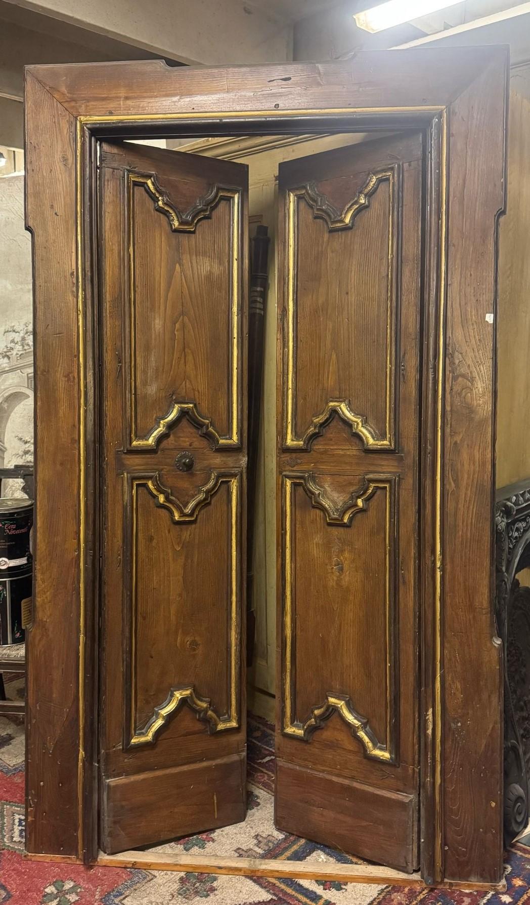 italien Double porte en bois de châtaignier sculpté avec cadre, Italie en vente