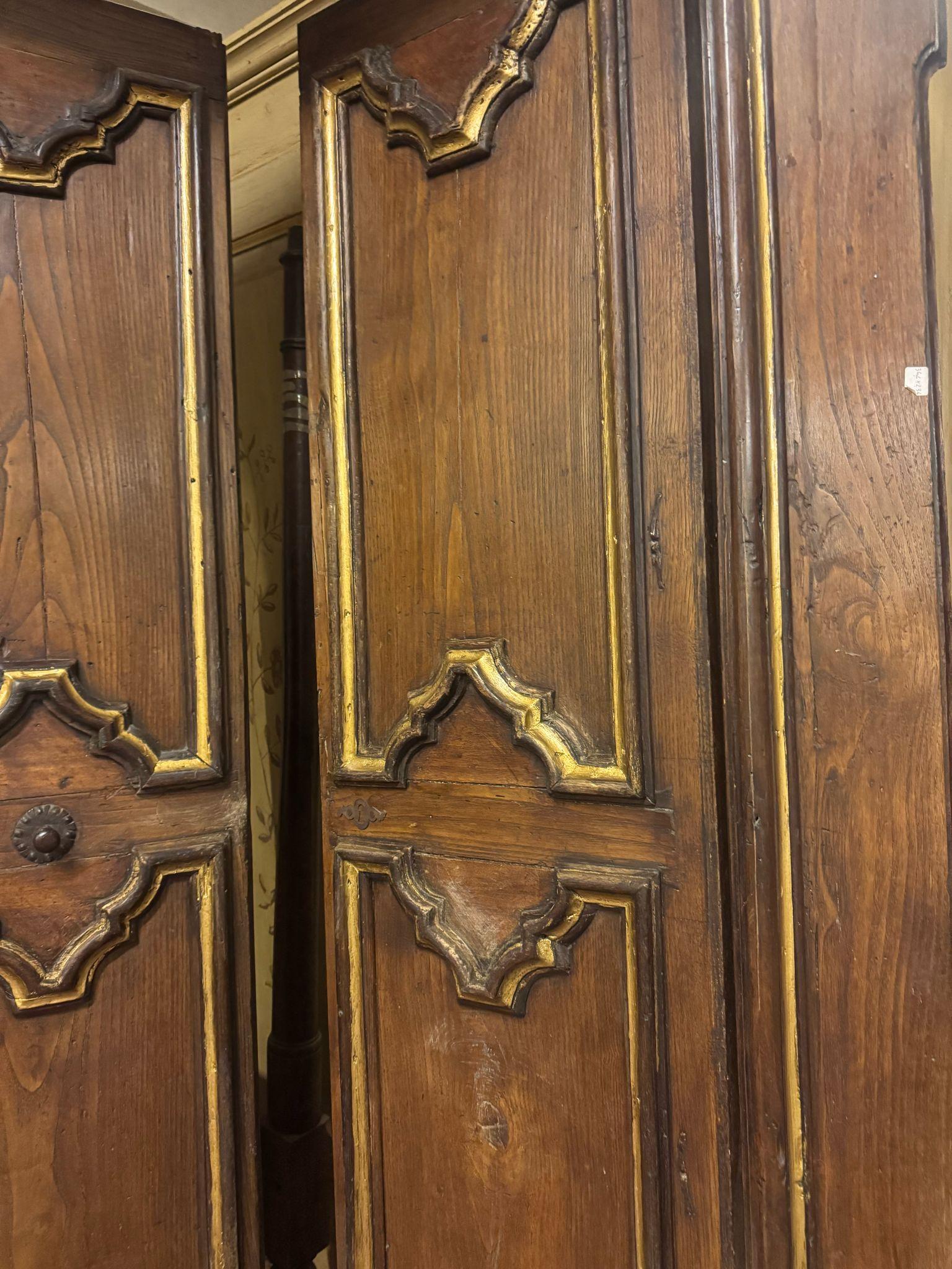 Double porte en bois de châtaignier sculpté avec cadre, Italie Bon état - En vente à Cuneo, Italy (CN)