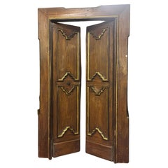 Puerta doble de madera de castaño tallada con marco, Italia