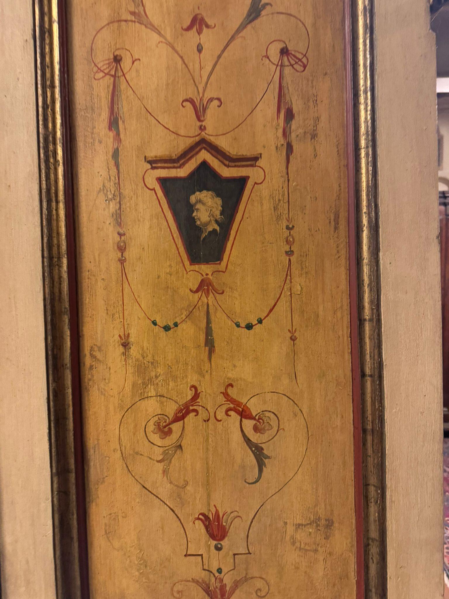 Double door in lacquered and painted wood, golden moldings, Italy Bon état - En vente à Cuneo, Italy (CN)