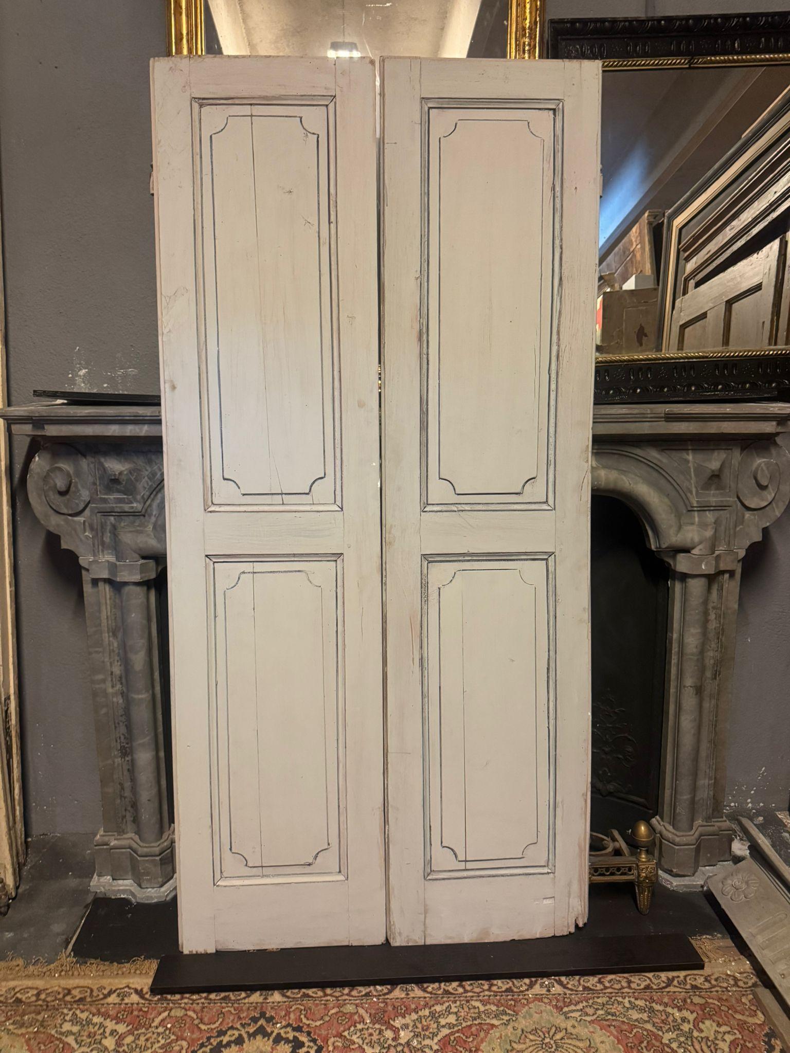 Puerta doble antigua de madera blanda, lacada en azul polvo grisáceo sencillo, paneles tallados y de doble cara, original del siglo XIX, procedente de Italia.
Sin marco y con apertura de empuje, también se pueden utilizar como paneles.
Medidas cm An