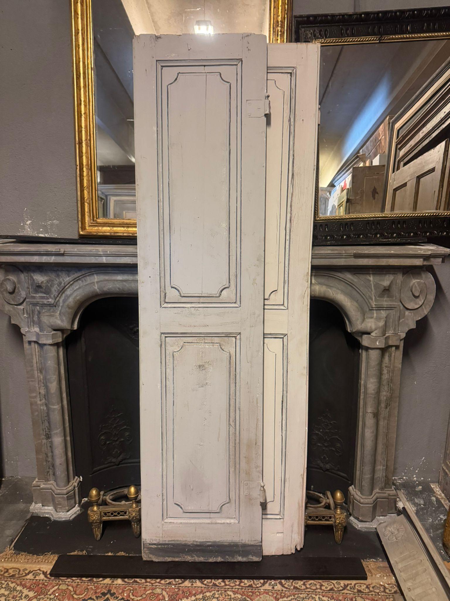 Puerta doble de madera lacada, azul claro y polvo gris, Italia Italiano en venta
