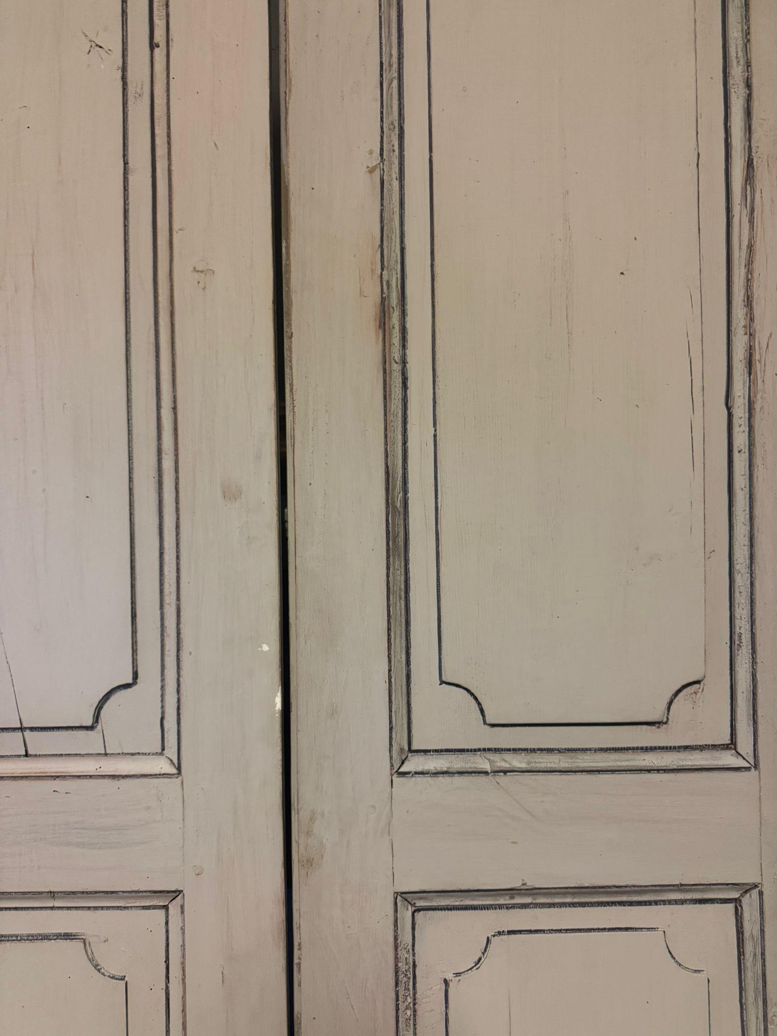 Puerta doble de madera lacada, azul claro y polvo gris, Italia Pintado a mano en venta