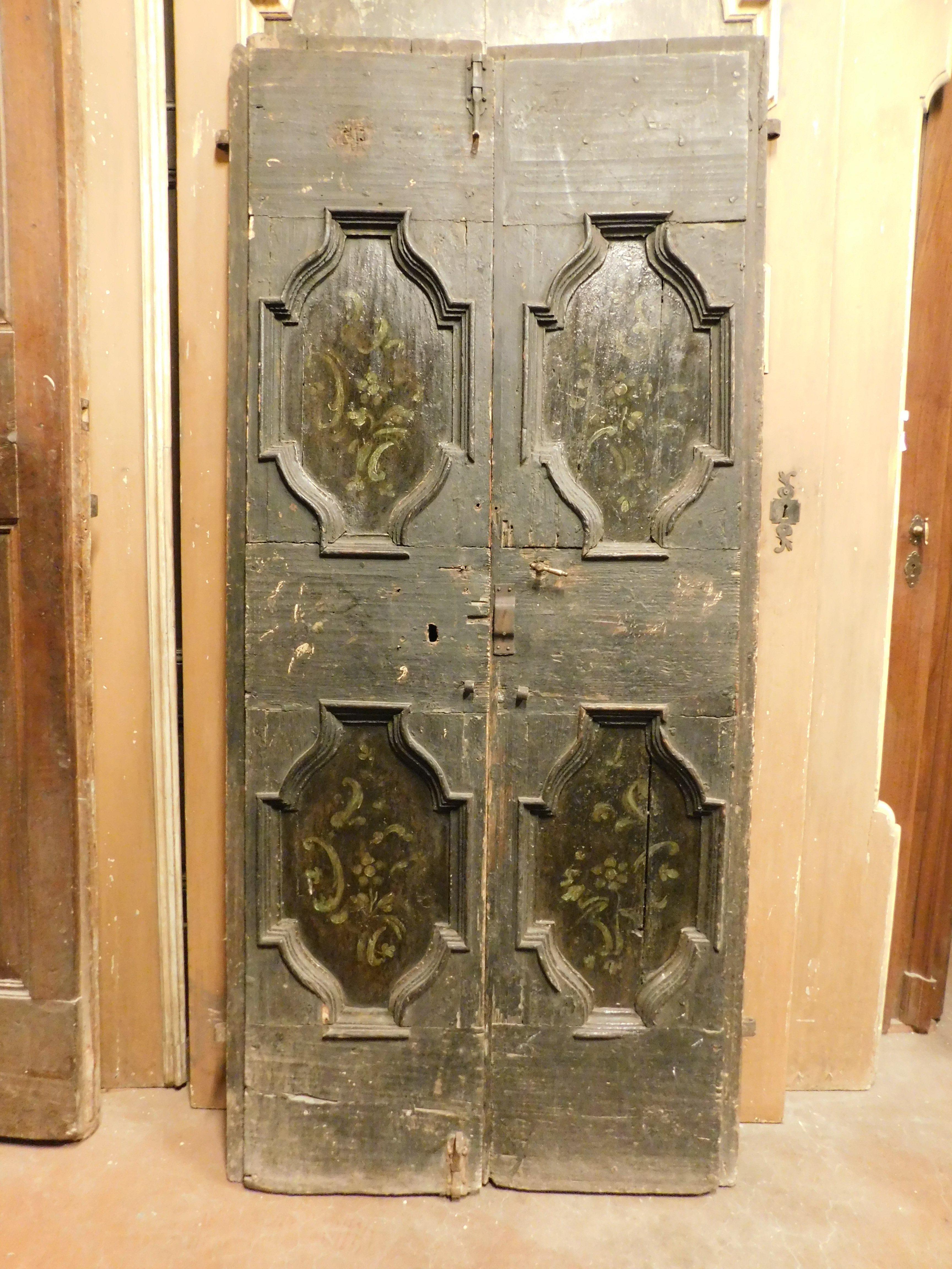 Ancienne porte à double battant en mélèze rustique, fond laqué noir et panneaux peints, dos lisse et ouverture à poussoir, construite au XVIIIe siècle en Italie, il s'agissait d'une porte intérieure montée directement sur le mur, en fait elle a la