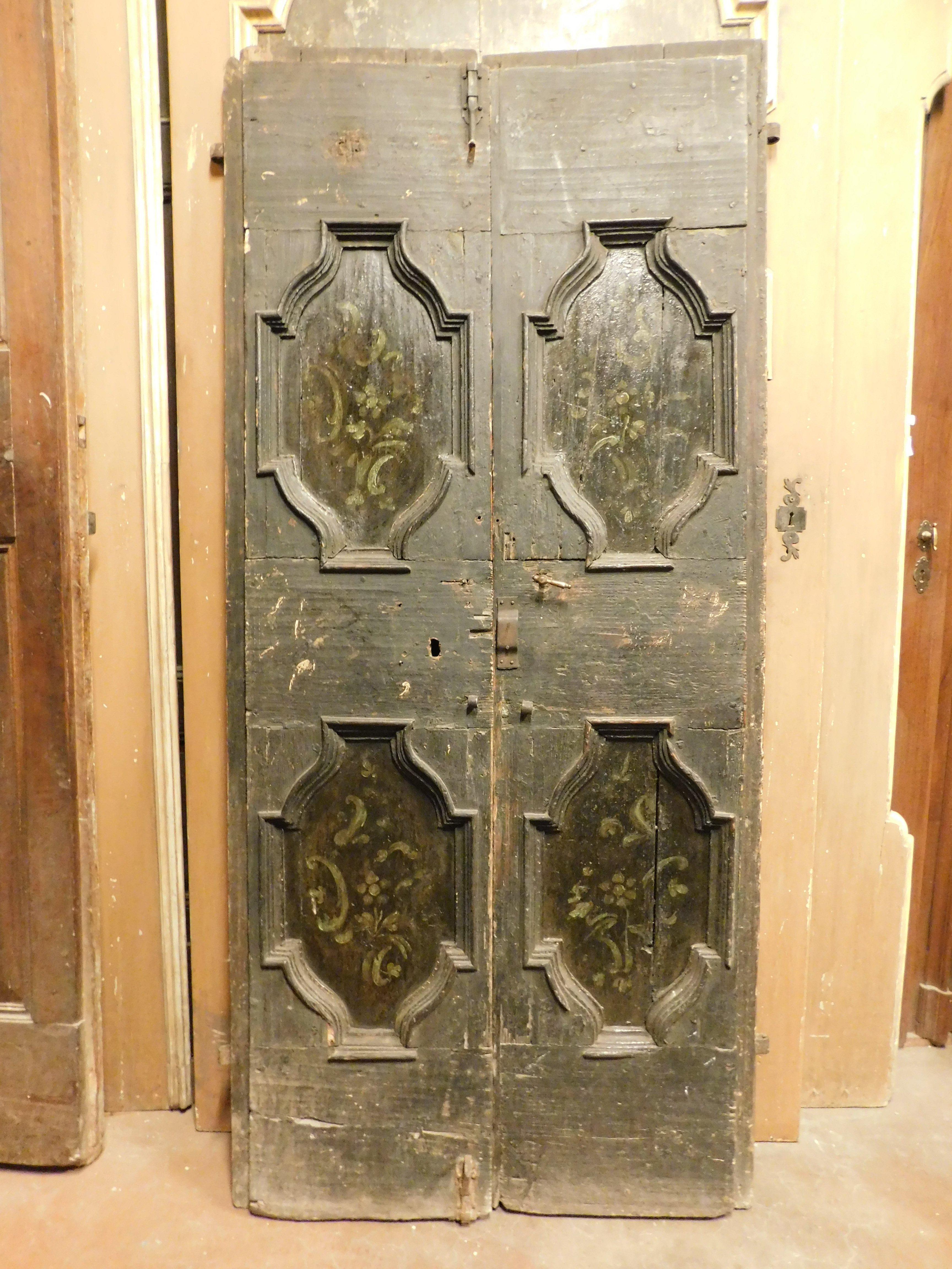 Doppeltür aus rustikalemarchischem Holz, schwarzem Hintergrund und lackierten Paneelen, Italien (Italienisch) im Angebot