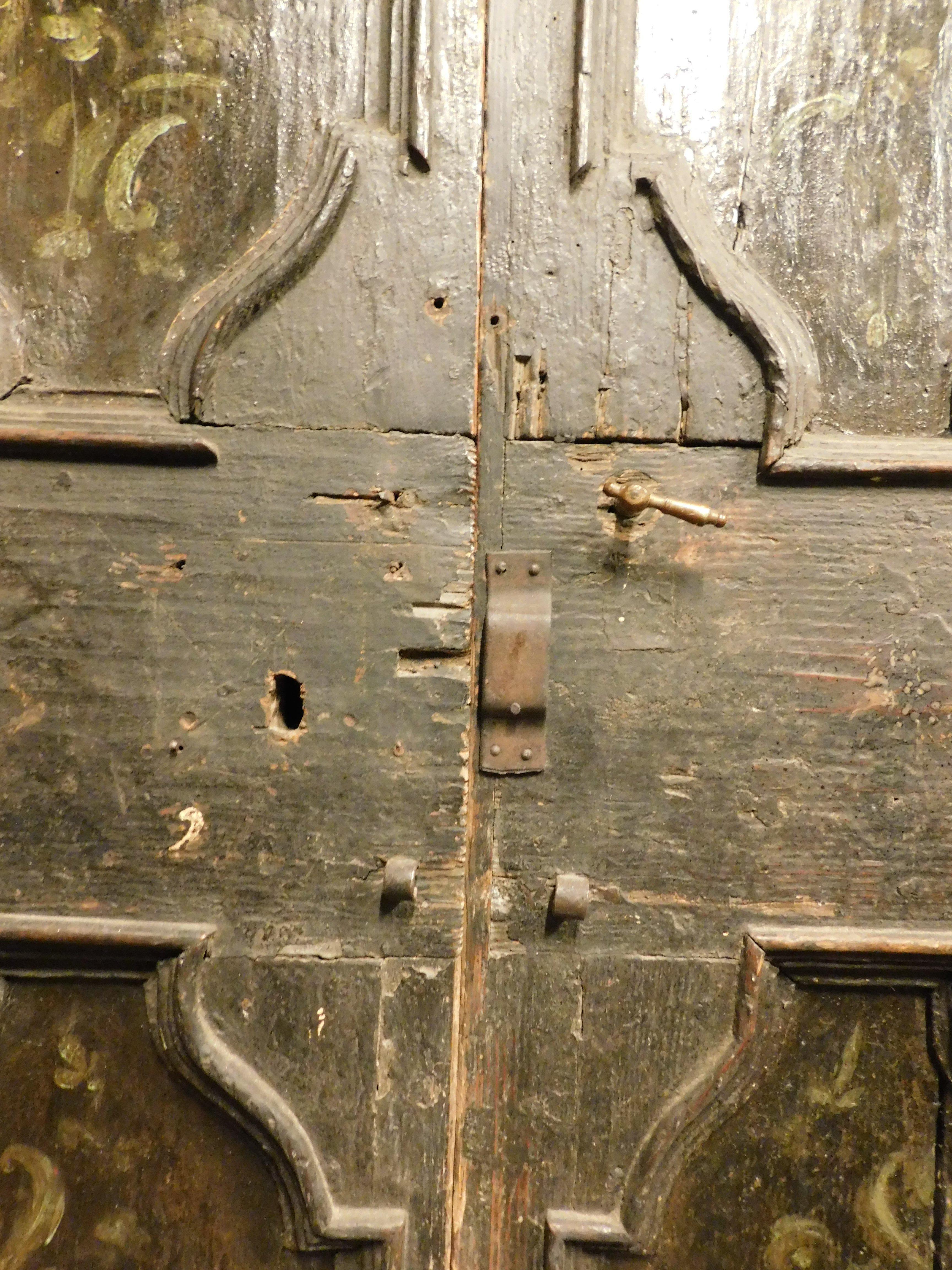 Doppeltür aus rustikalemarchischem Holz, schwarzem Hintergrund und lackierten Paneelen, Italien im Zustand „Gut“ im Angebot in Cuneo, Italy (CN)