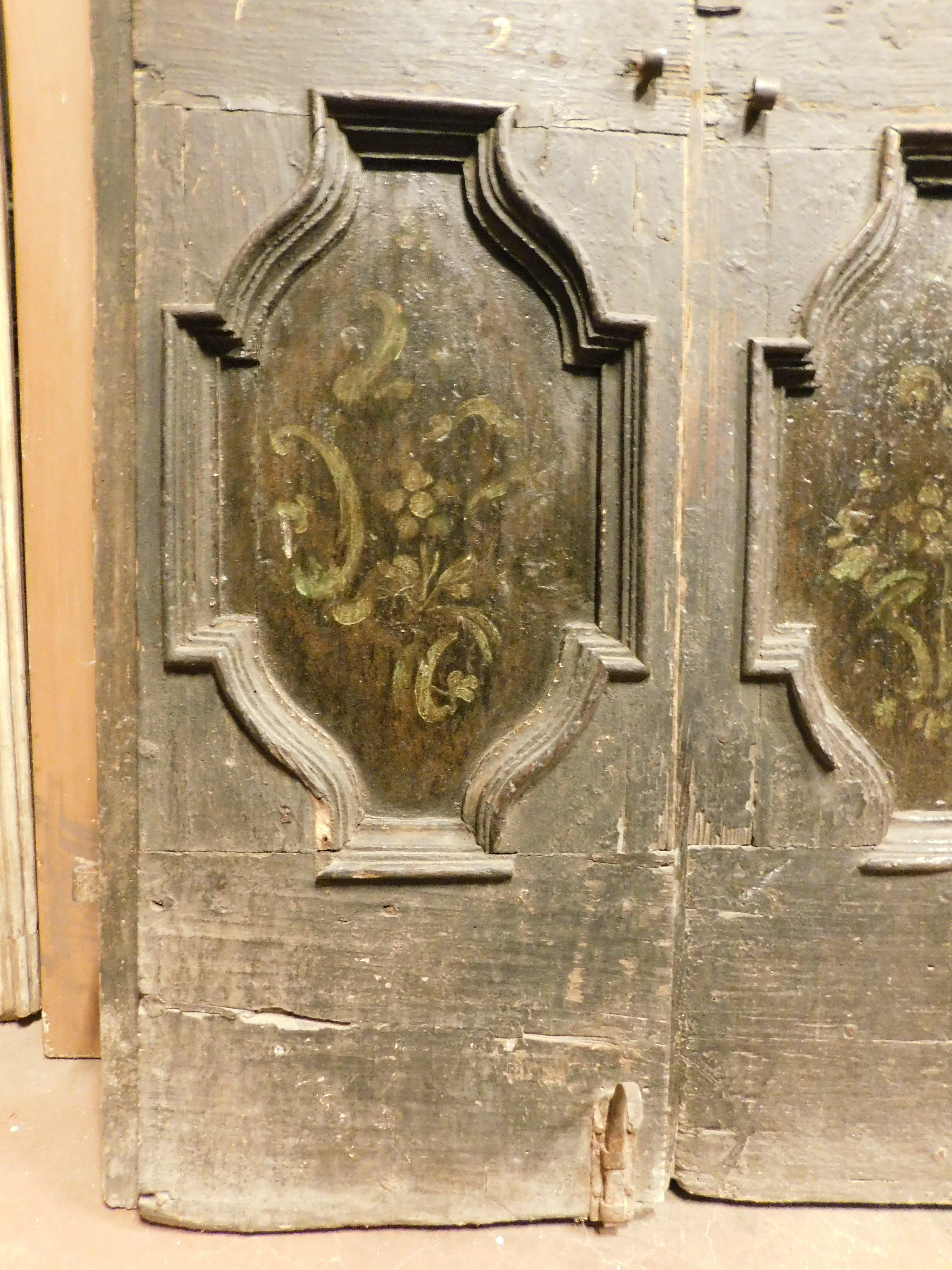 XVIIIe siècle et antérieur Porte double en bois de mélèze rustique, fond noir et panneaux peints, italie en vente