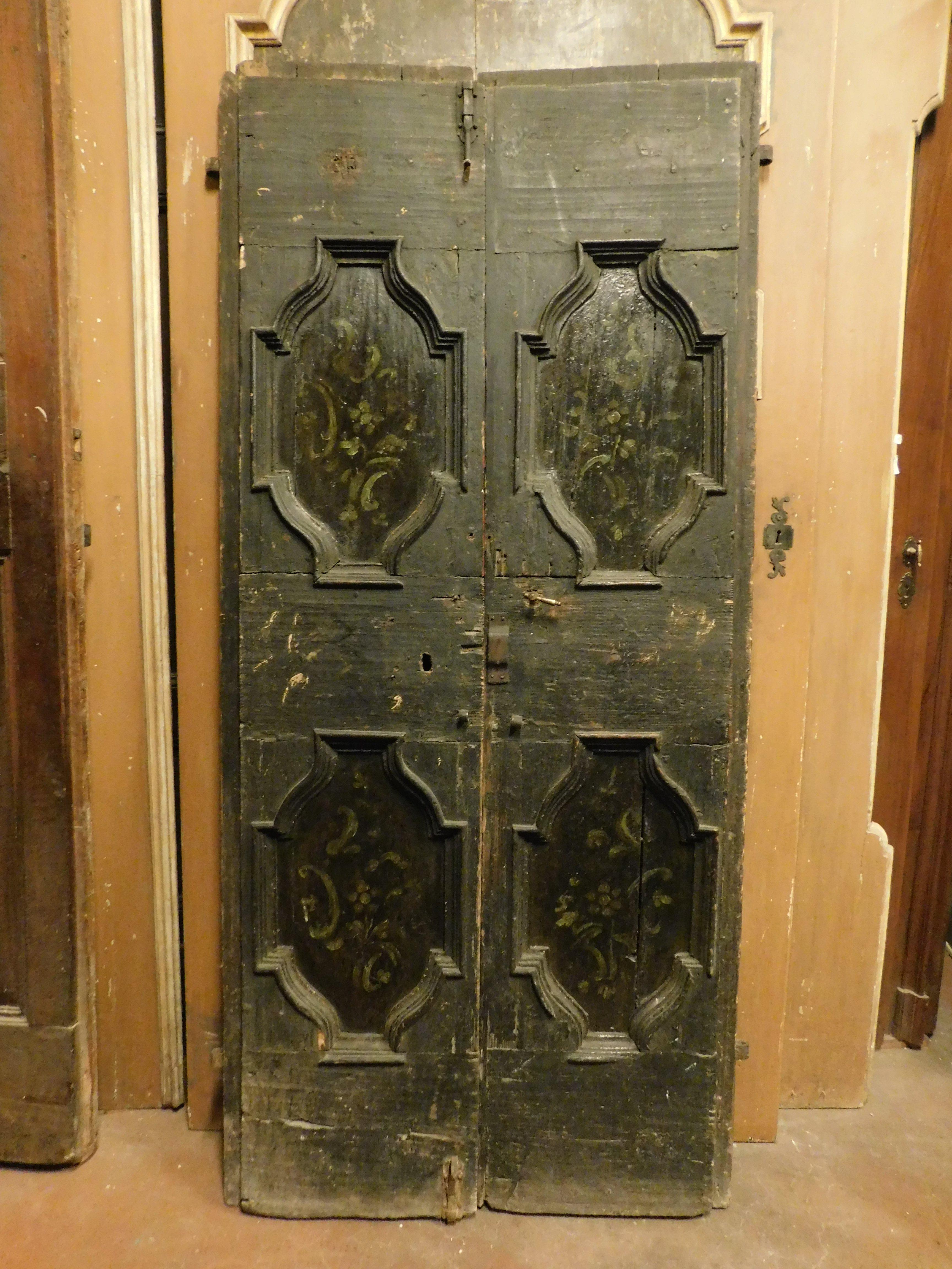 Doppeltür aus rustikalemarchischem Holz, schwarzem Hintergrund und lackierten Paneelen, Italien (Mylar) im Angebot