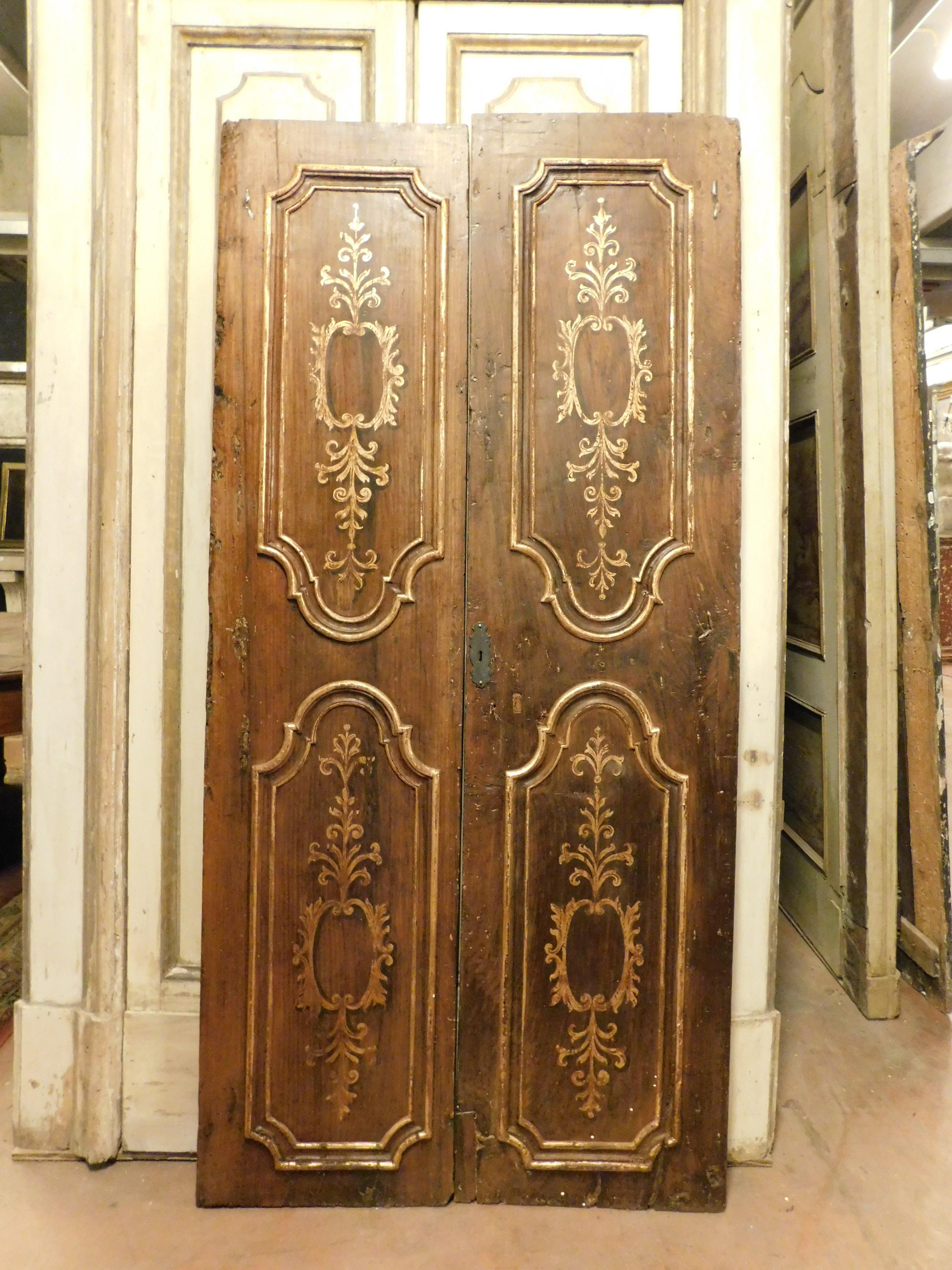 Antigua puerta interior doble, de madera de nogal fina y maciza, de dos hojas y con paneles decorados tallados y dorados, original del siglo XVIII, procedente de Turín (Italia).
Dorso también lacado. Dimensiones máximas cm An 97 x Al 201