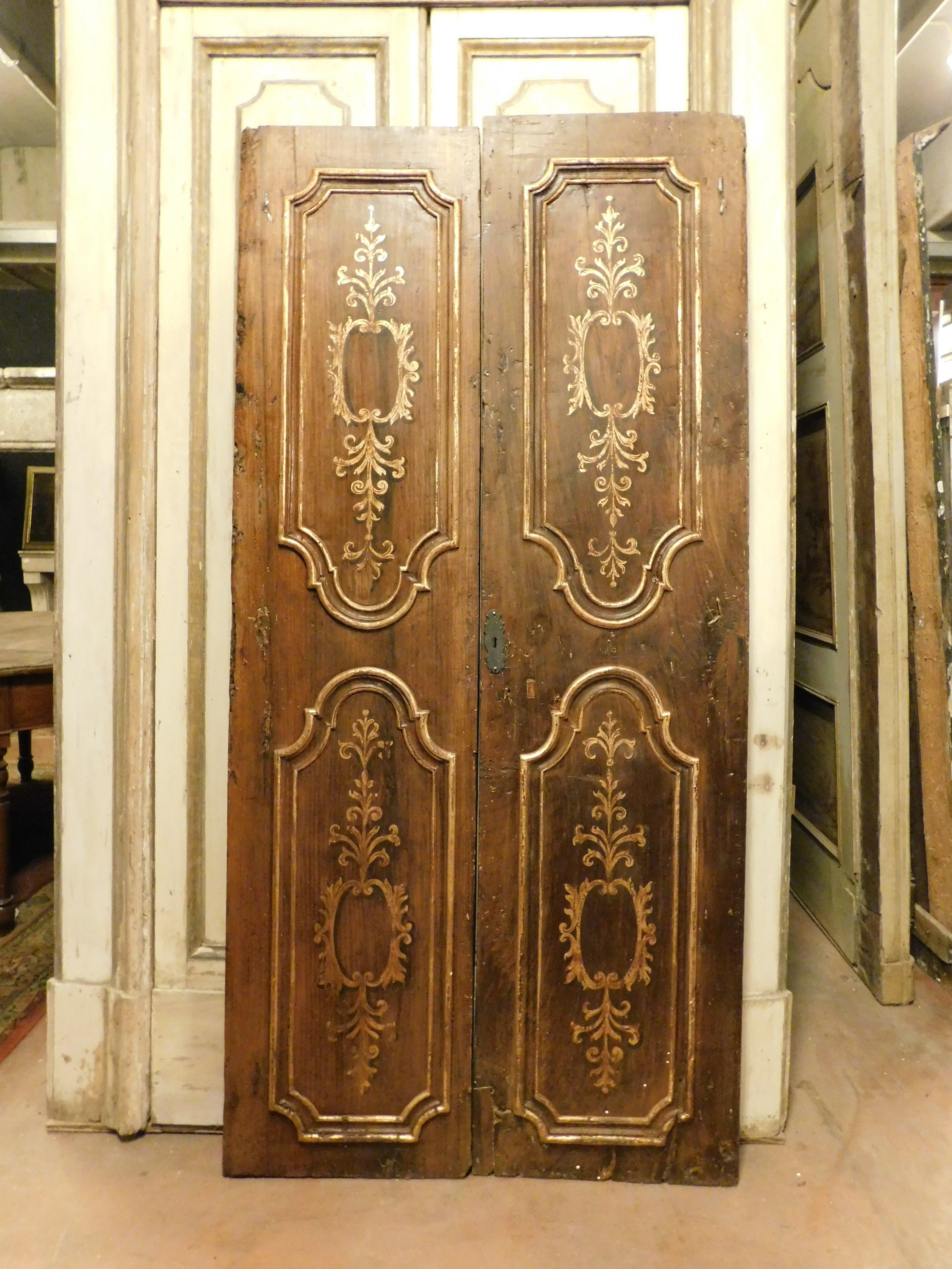 Puerta doble, de nogal con decoración dorada, Italia Italiano en venta