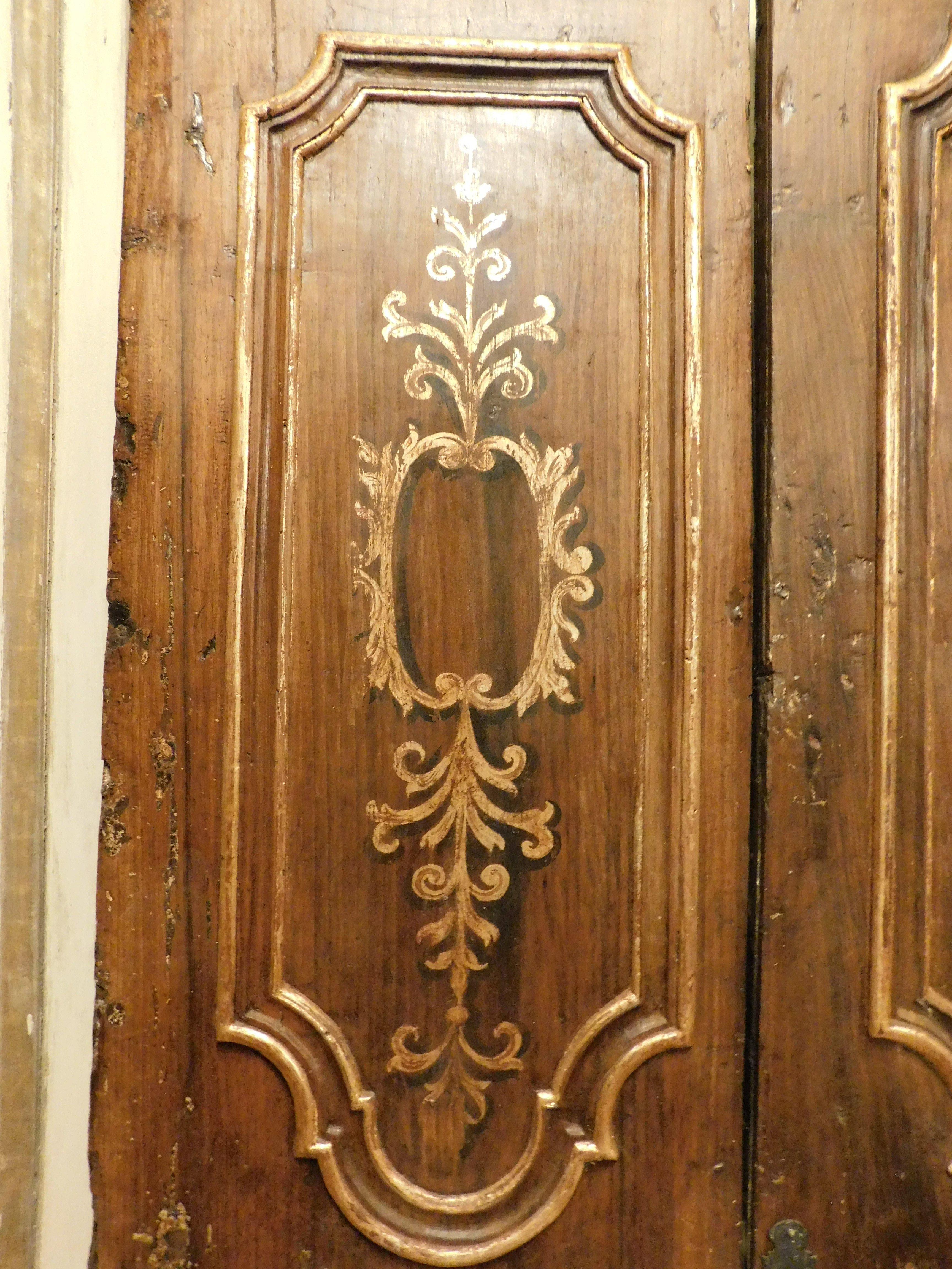 Puerta doble, de nogal con decoración dorada, Italia siglo XVIII y antes en venta