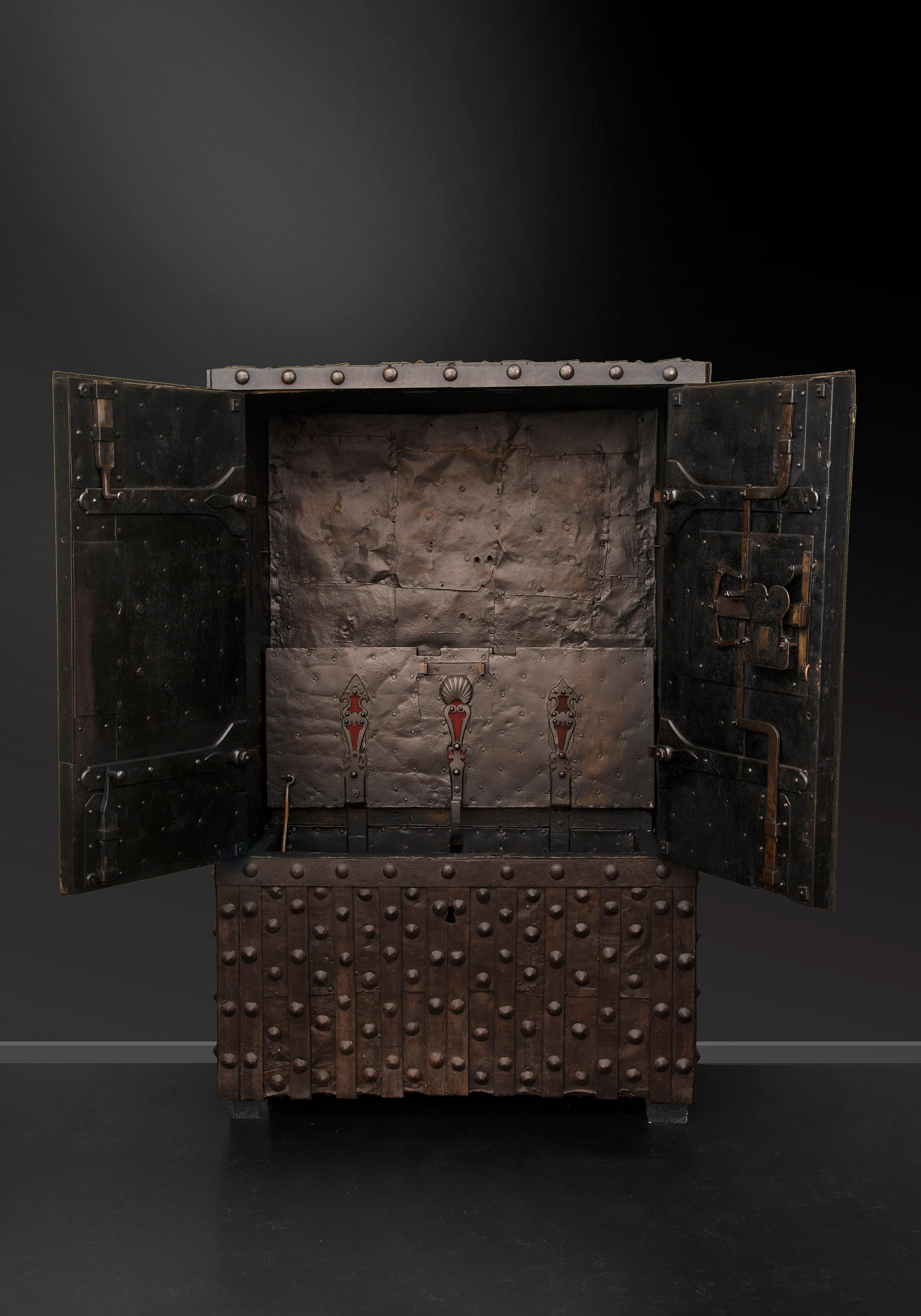 Louis XVI Double door safe - Italian, 18th Century For Sale