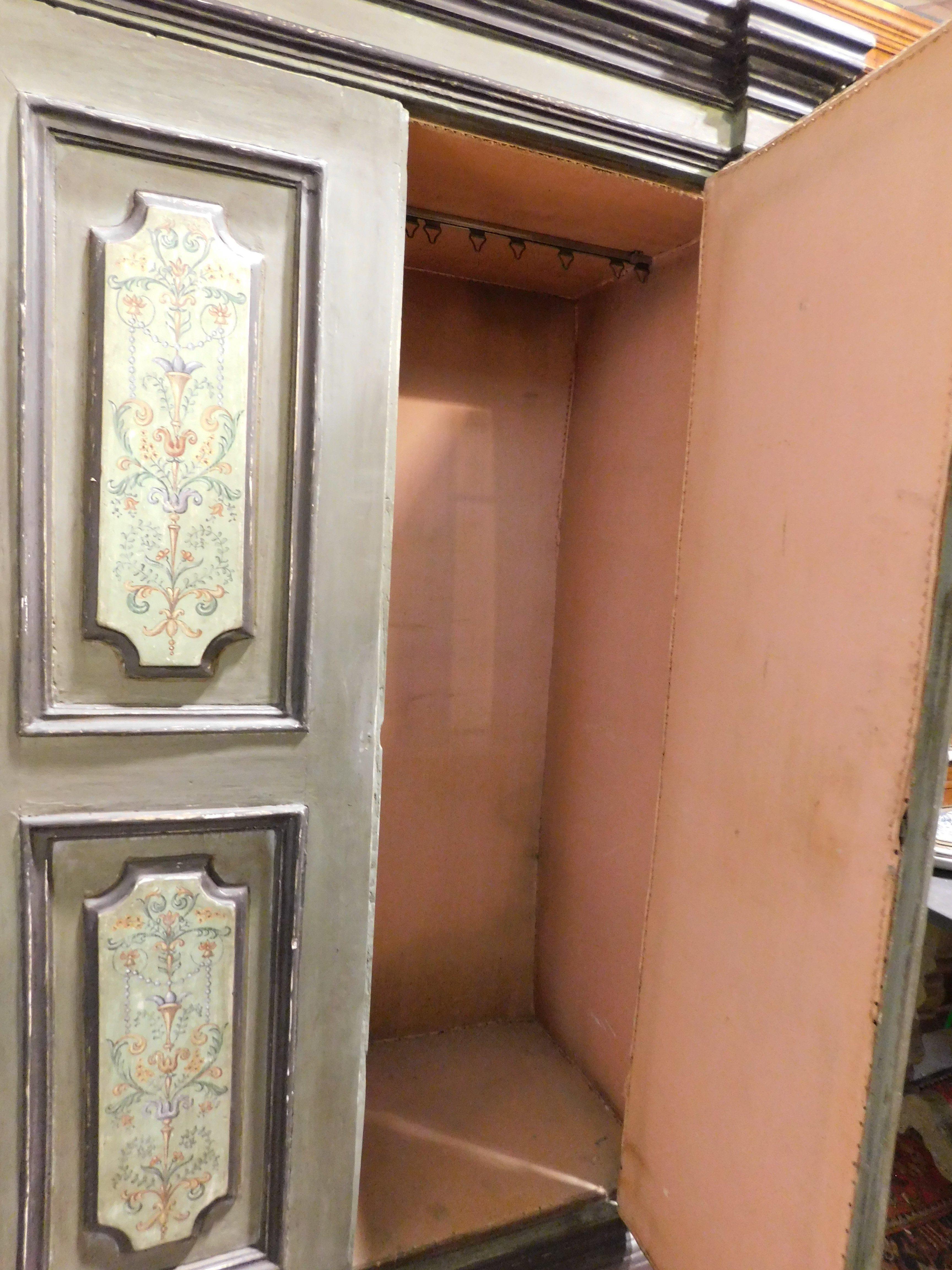 Armario de dos puertas de madera tallada y pintada, Italia en venta 3