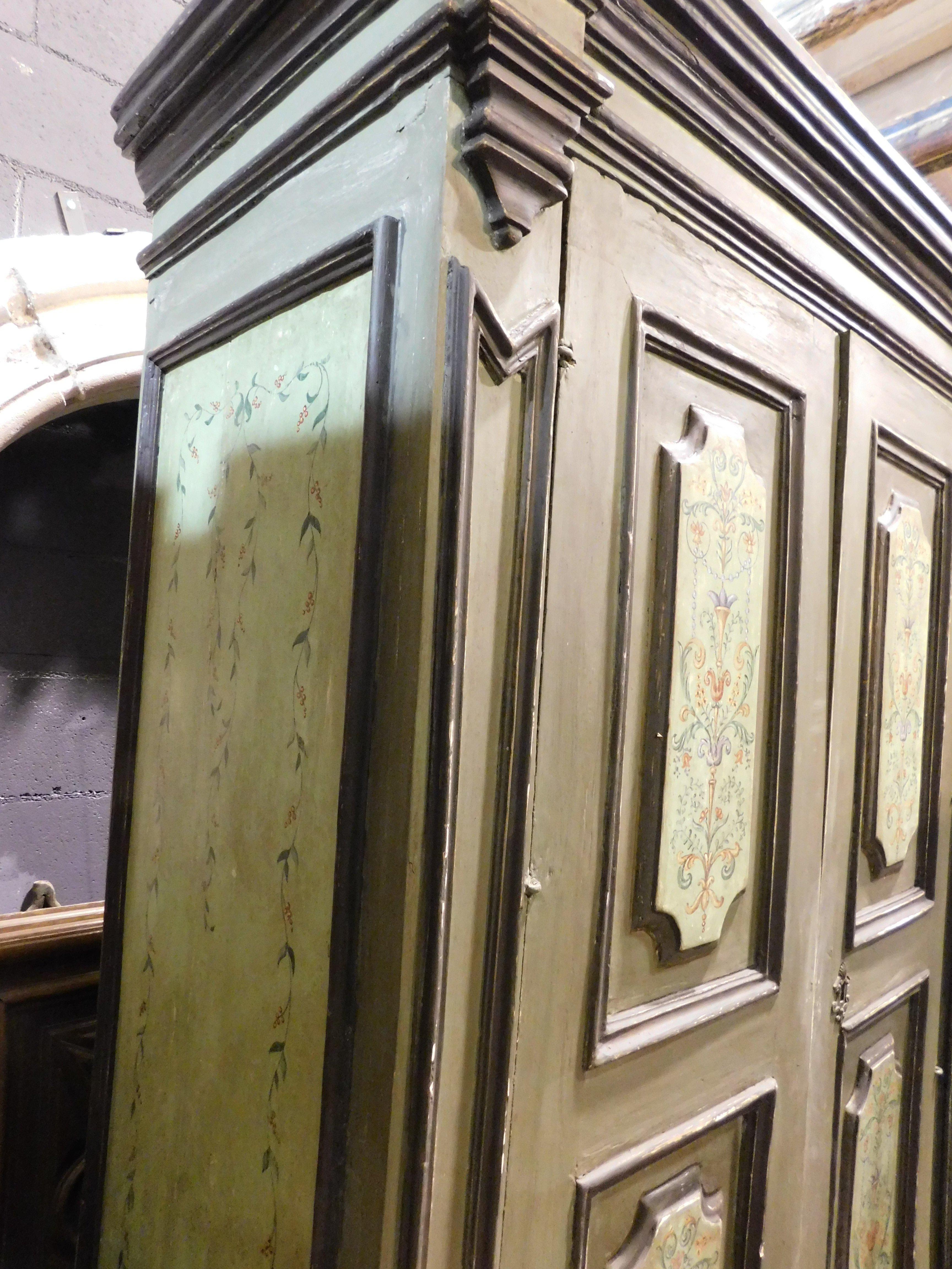 Armario de dos puertas de madera tallada y pintada, Italia en venta 4