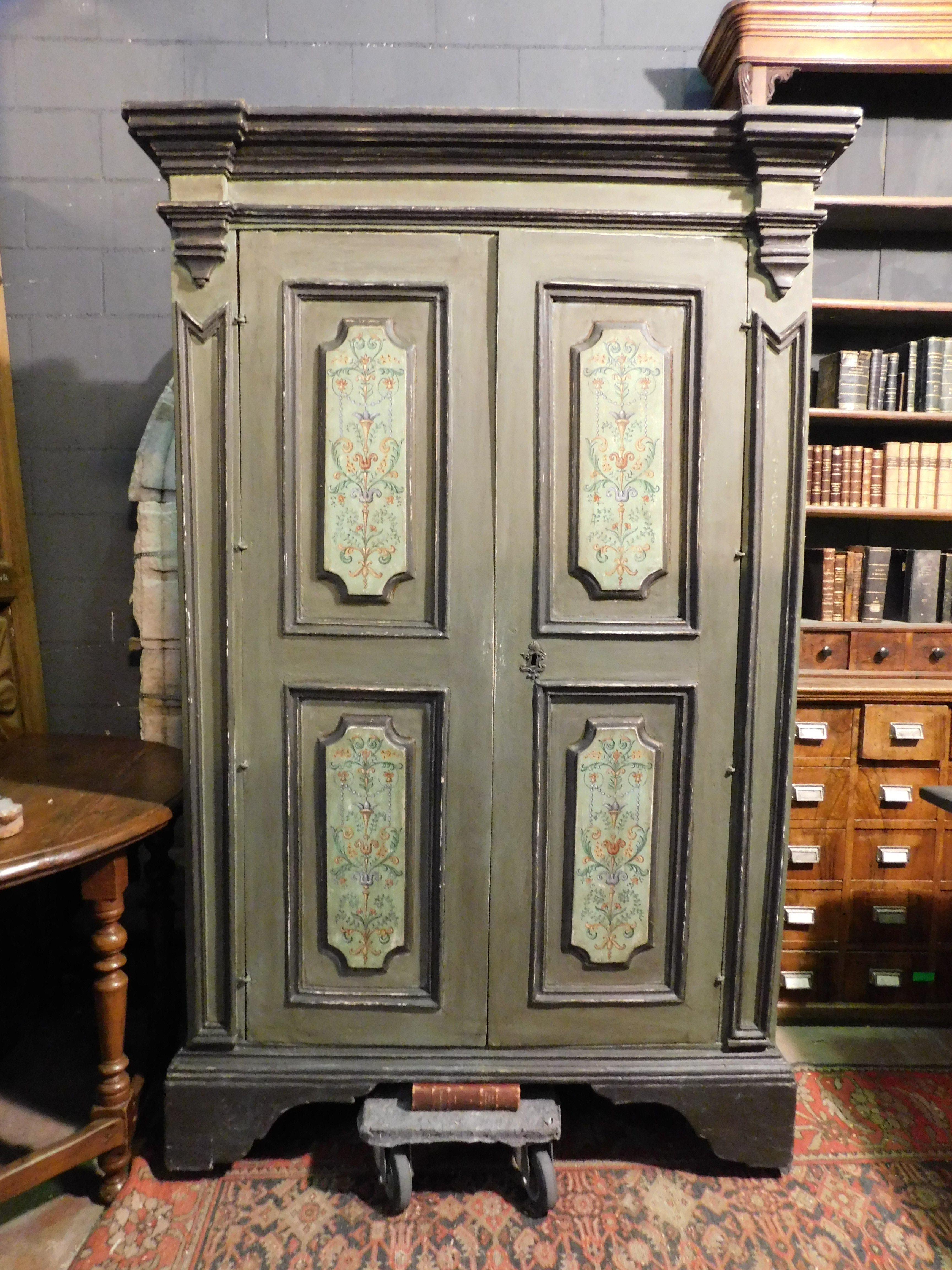Armario antiguo, armario de dos puertas, construido a mano, en madera maciza, tallado y pintado a mano, Con dos puertas con paneles tallados y pintados con decoraciones florales y de hojas, Columnas laterales esculpidas y pintadas, Interior cubierto