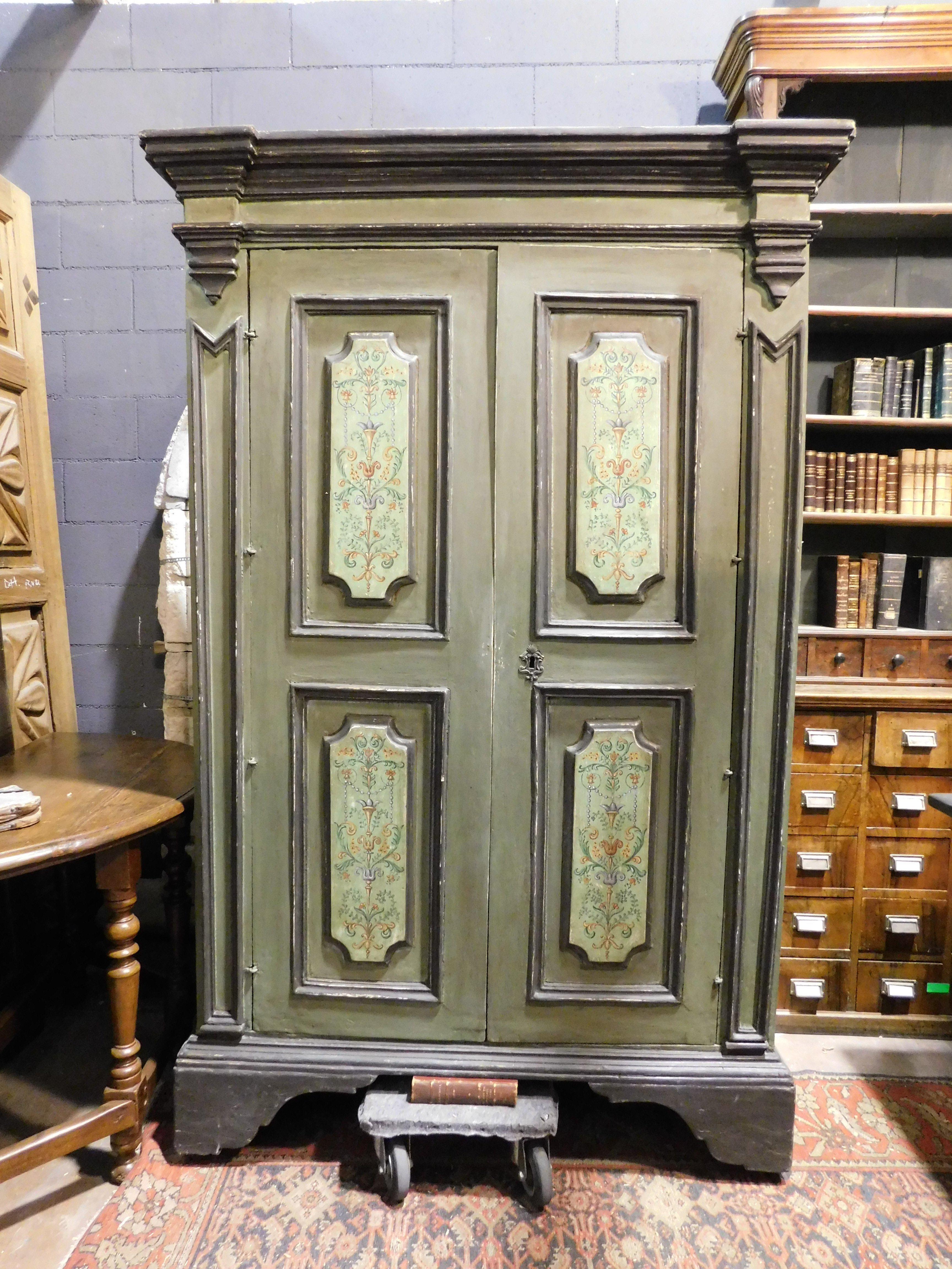 Armario de dos puertas de madera tallada y pintada, Italia en Bueno estado para la venta en Cuneo, Italy (CN)