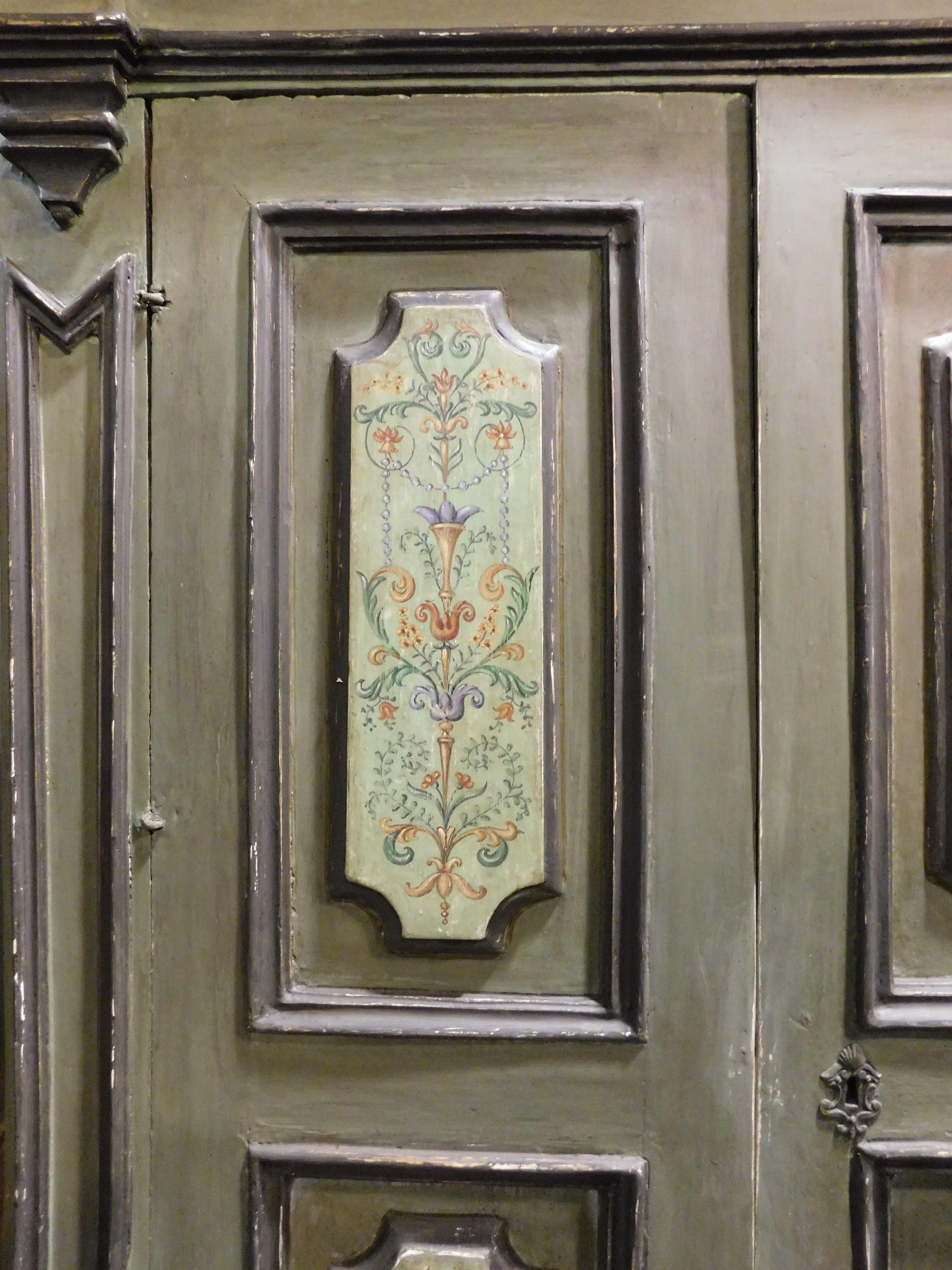 Armario de dos puertas de madera tallada y pintada, Italia siglo XVIII y antes en venta