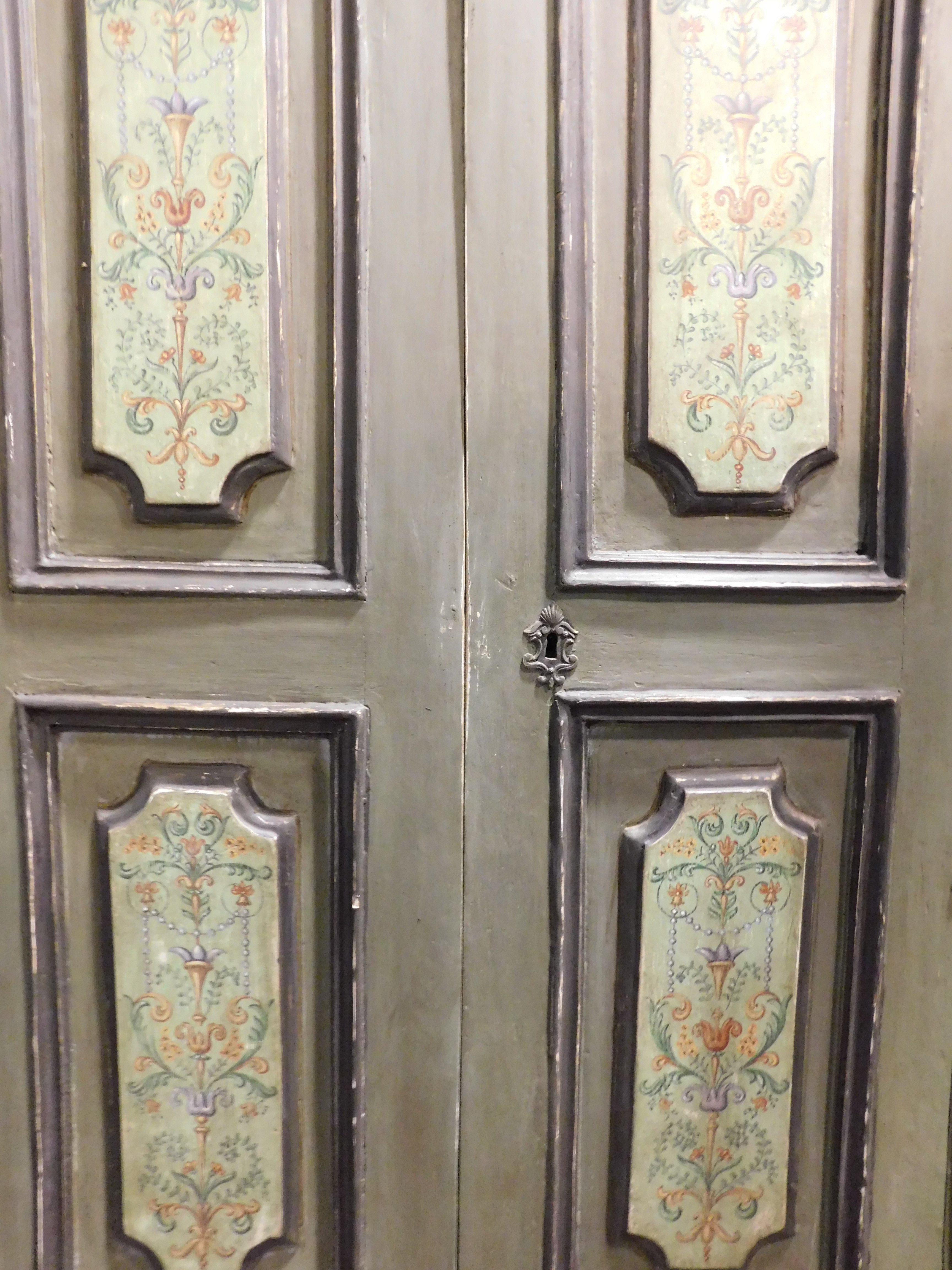 Armario de dos puertas de madera tallada y pintada, Italia Álamo en venta