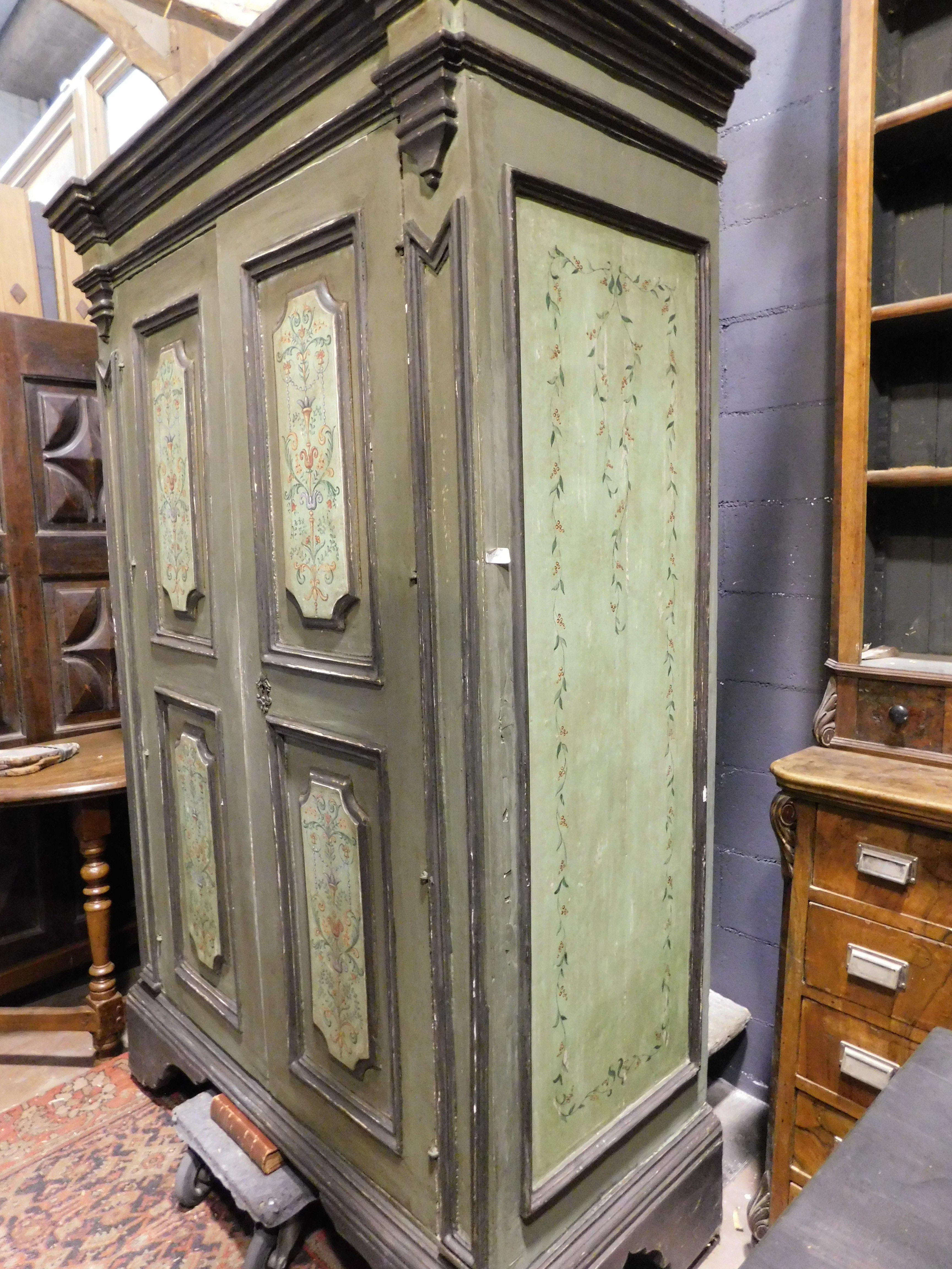 Armario de dos puertas de madera tallada y pintada, Italia en venta 1
