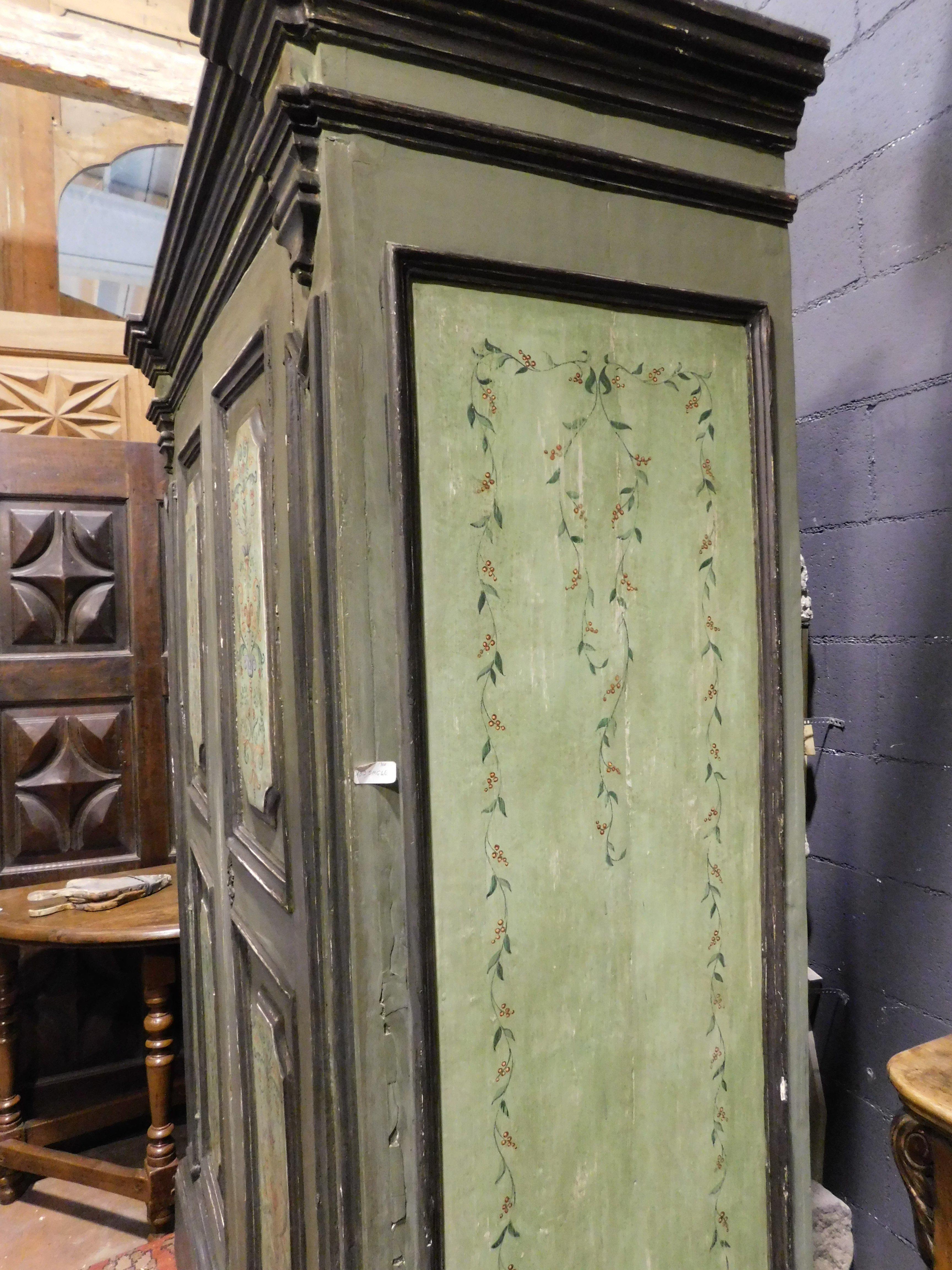Armario de dos puertas de madera tallada y pintada, Italia en venta 2