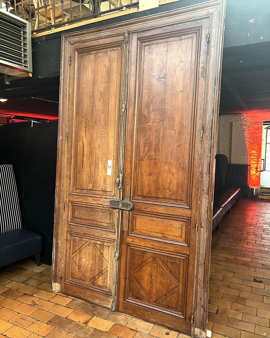 Cette élégante double porte avec son cadre en chêne d'origine (175,5 × 290 cm) incarne l'attrait intemporel de la menuiserie architecturale française. Les portes elles-mêmes (150 × 278 cm) présentent des panneaux en relief, des moulures complexes et