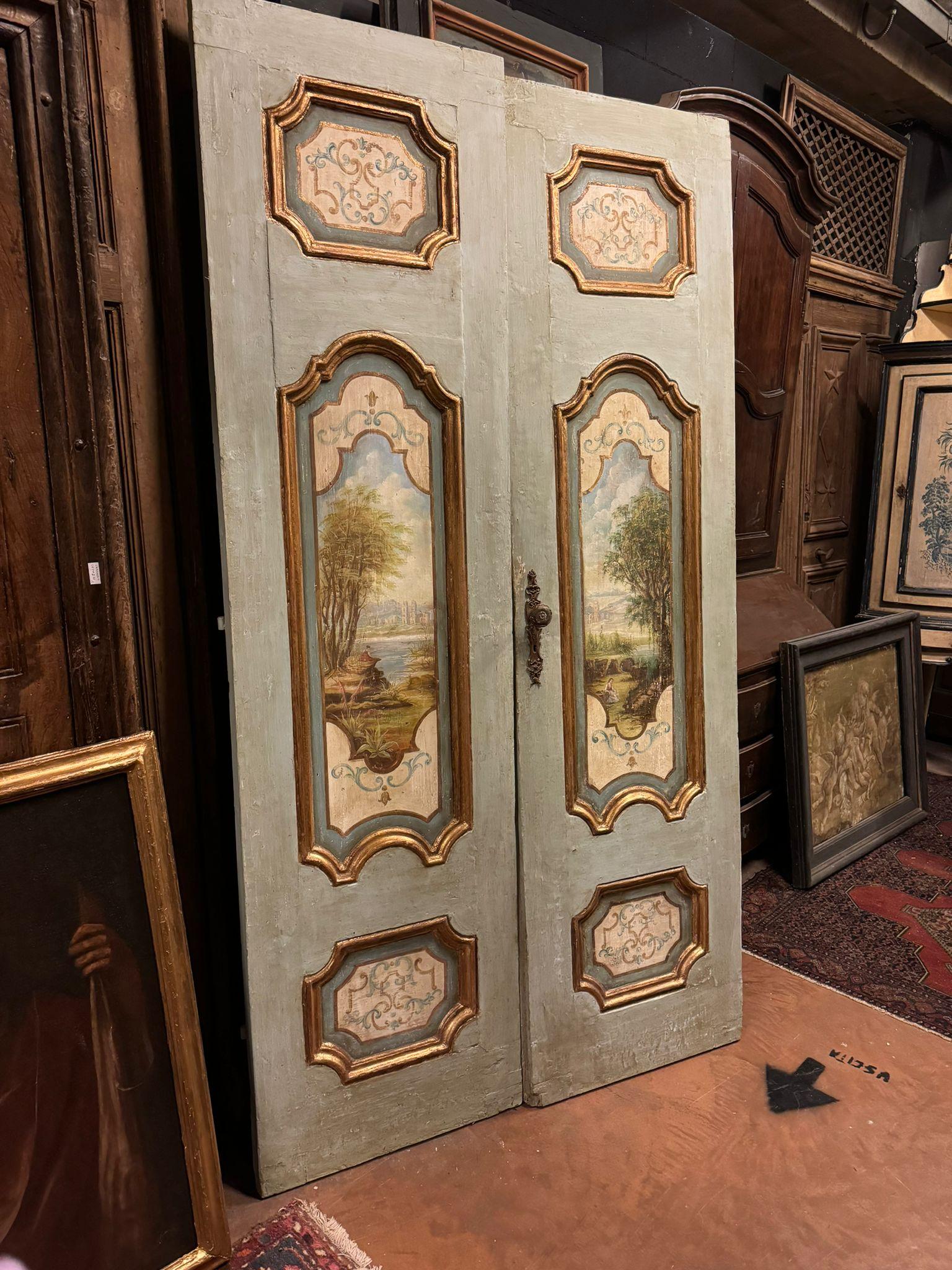 Puerta de doble hoja, importante y bella puerta de interior de madera maciza, ricamente pintada con figuras y paisajes antiguos, paneles tallados con molduras doradas en pan de oro puro, completada con un dorso lacado y un maravilloso tirador