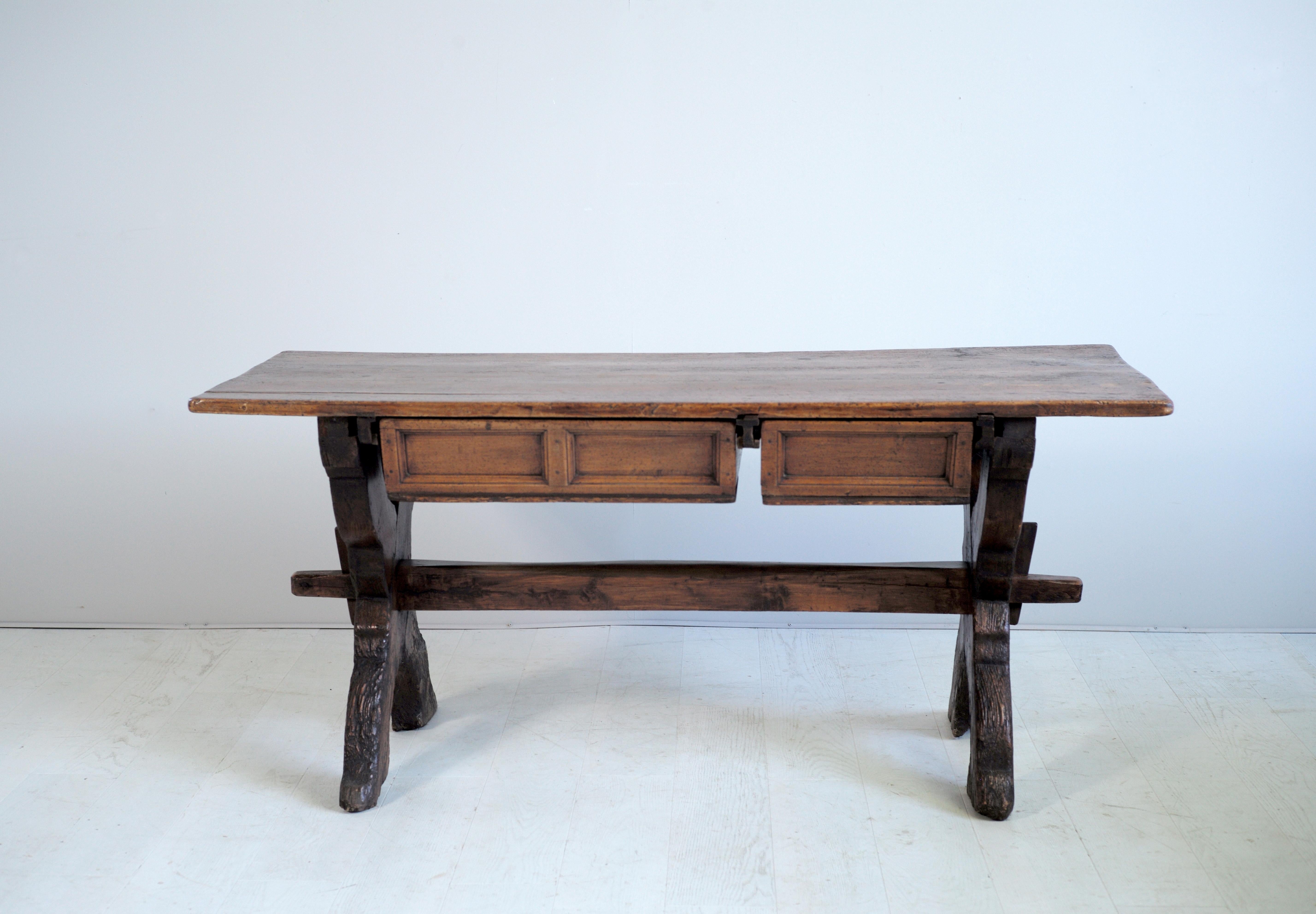 Exceptional Swiss changer table with two drawers in Larch and Alder dating from the early 17th century. The plateau in Alder is based on a double base cross larch joined by a wide cross keyed. A large and a small drawer slide on both sides of the