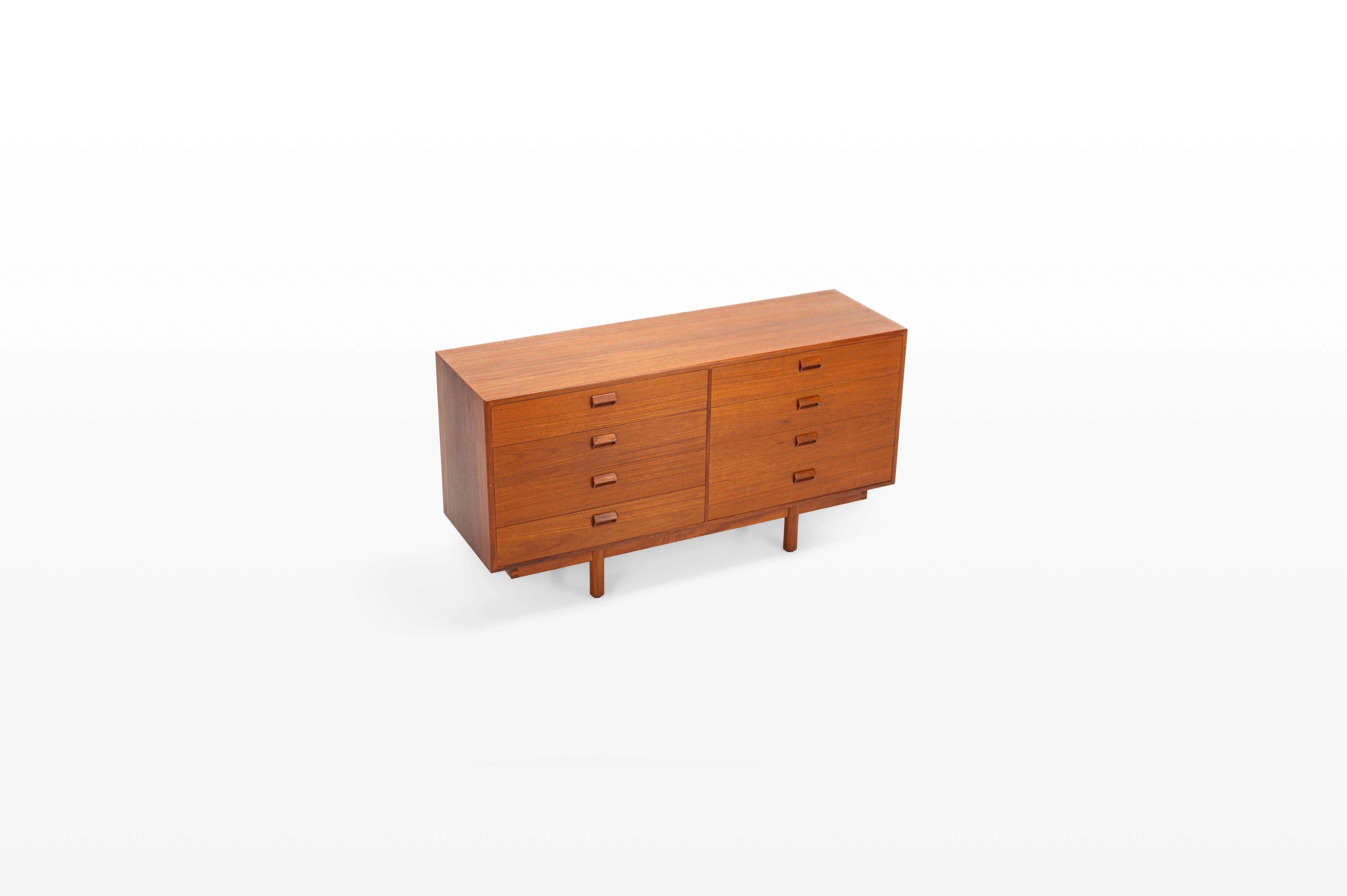 Bellissima cassettiera doppia disegnata da Børge Mogensen per Søborg Møbelfabrik. Prodotto negli anni '60 in Danimarca. Questo comò doppio è realizzato in legno di teak, ha otto cassetti ed è contrassegnato dal produttore.

Dimensioni:
L: 150 cm
D:
