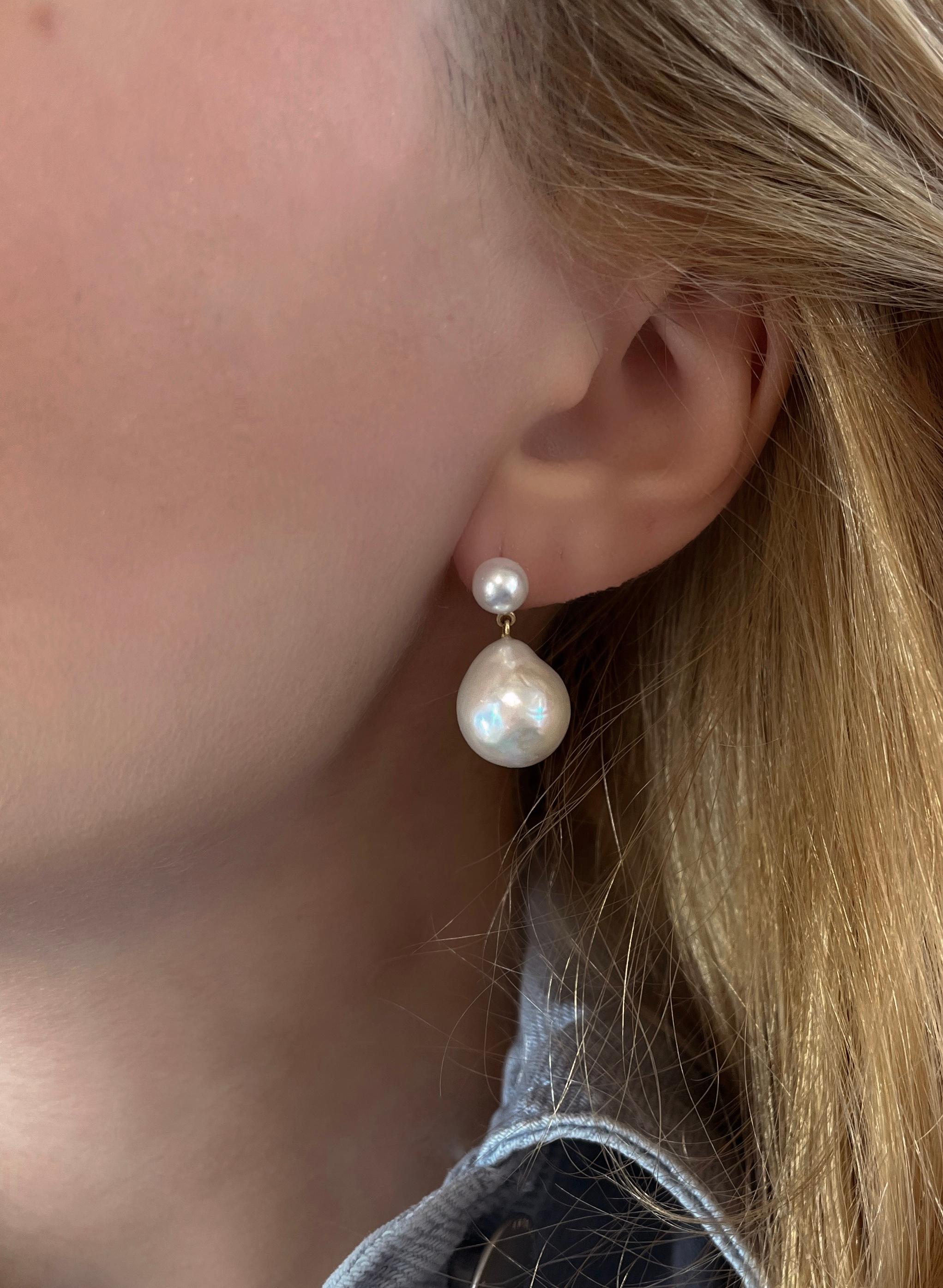 Unsere Perlen-Duo-Ohrringe werden von Hand aus 18 Karat Gelbgold gefertigt und bestehen aus einem Paar runder Mini-Süßwasserperlen, die mit einzigartigen barockförmigen Süßwasserperlen aufgereiht sind. Aufgrund der Natur der Barockperlen ist jedes