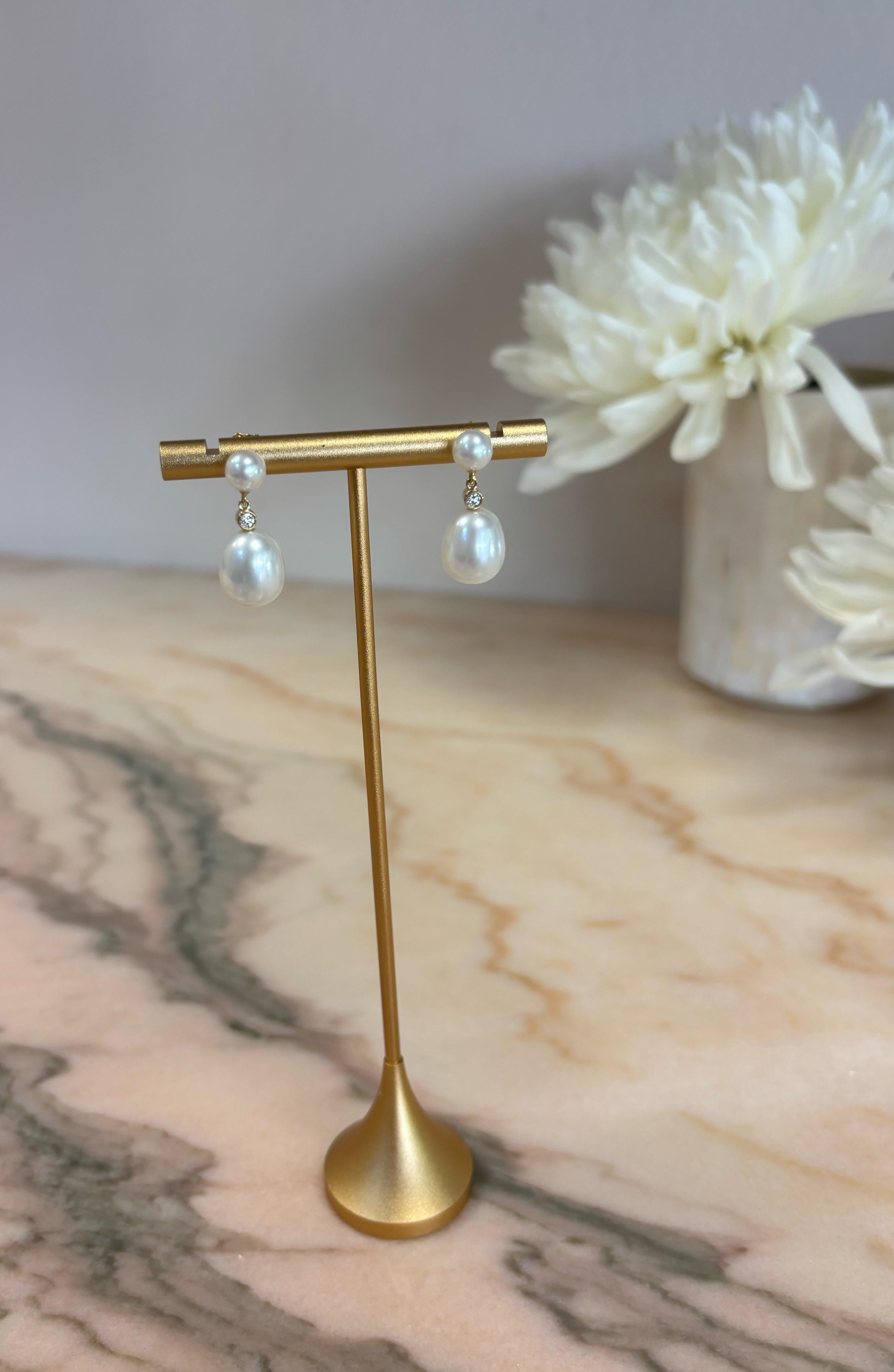 Orecchini con doppia goccia di perle e diamante da 0,08 carati, oro 18 carati, di Michelle Massoura in vendita 4