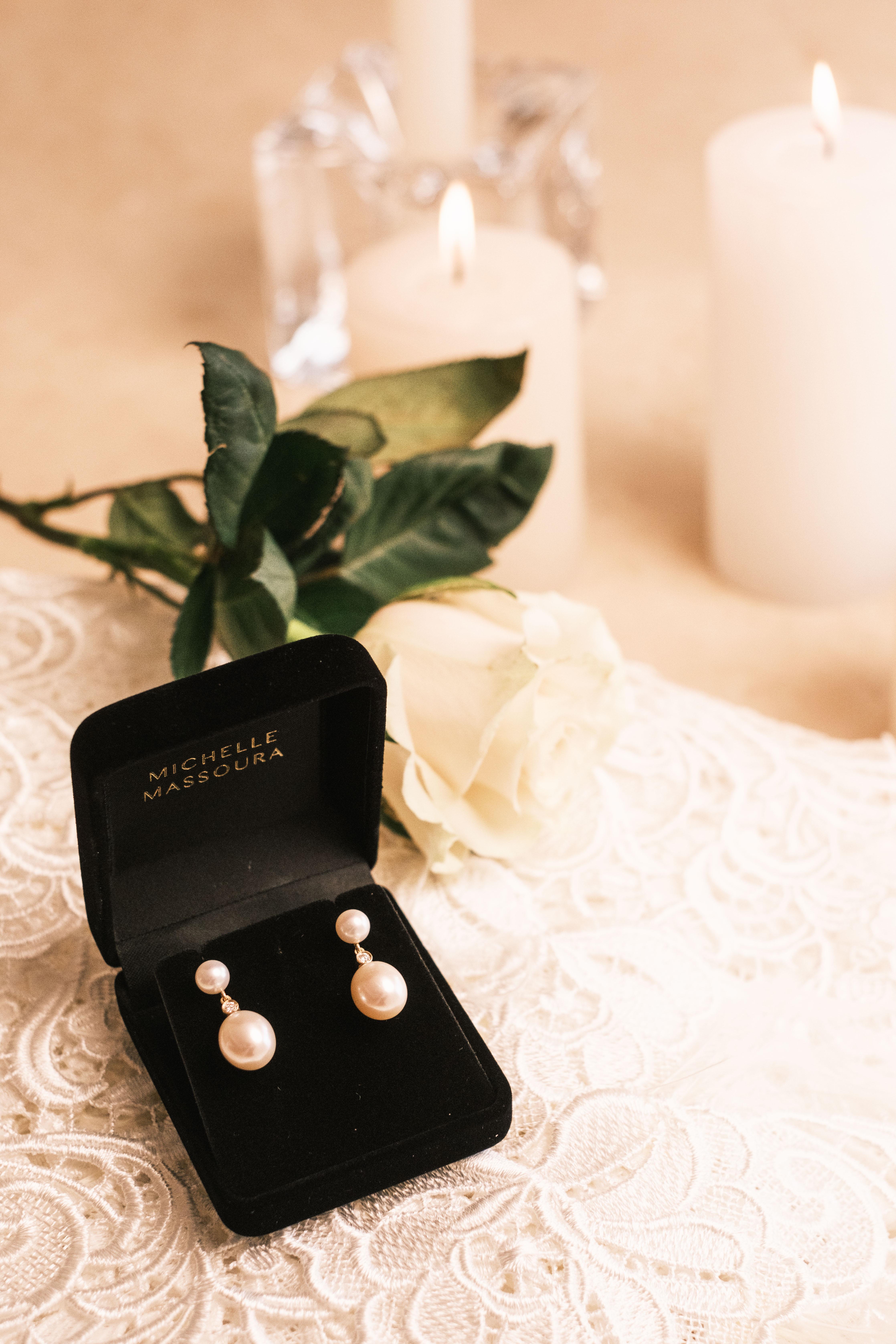 Doppelte Tropfenperlen-Ohrringe mit 0,08 Karat Diamant, 18 Karat Gold, von Michelle Massoura (Rundschliff)