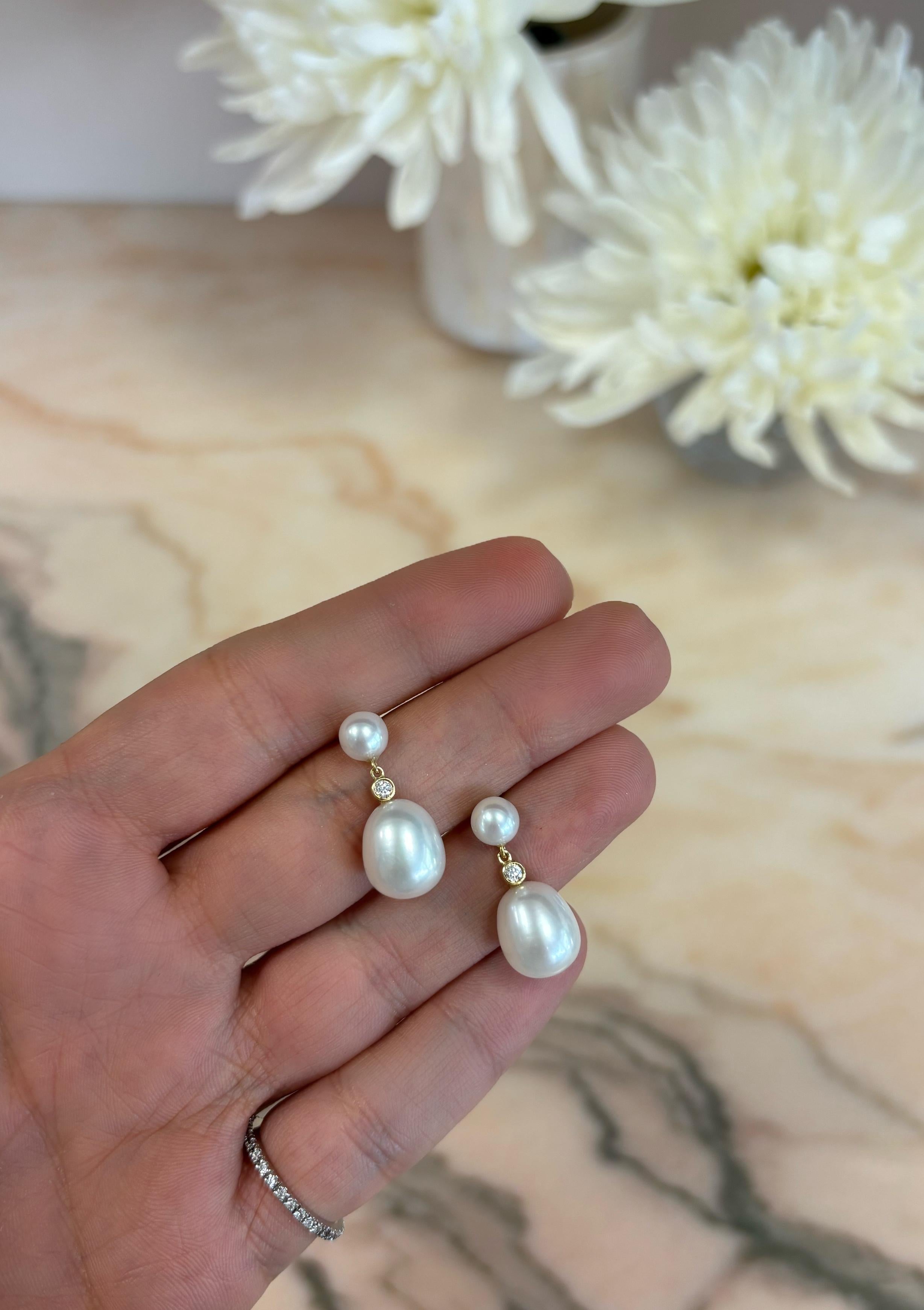 Contemporaneo Orecchini con doppia goccia di perle e diamante da 0,08 carati, oro 18 carati, di Michelle Massoura in vendita