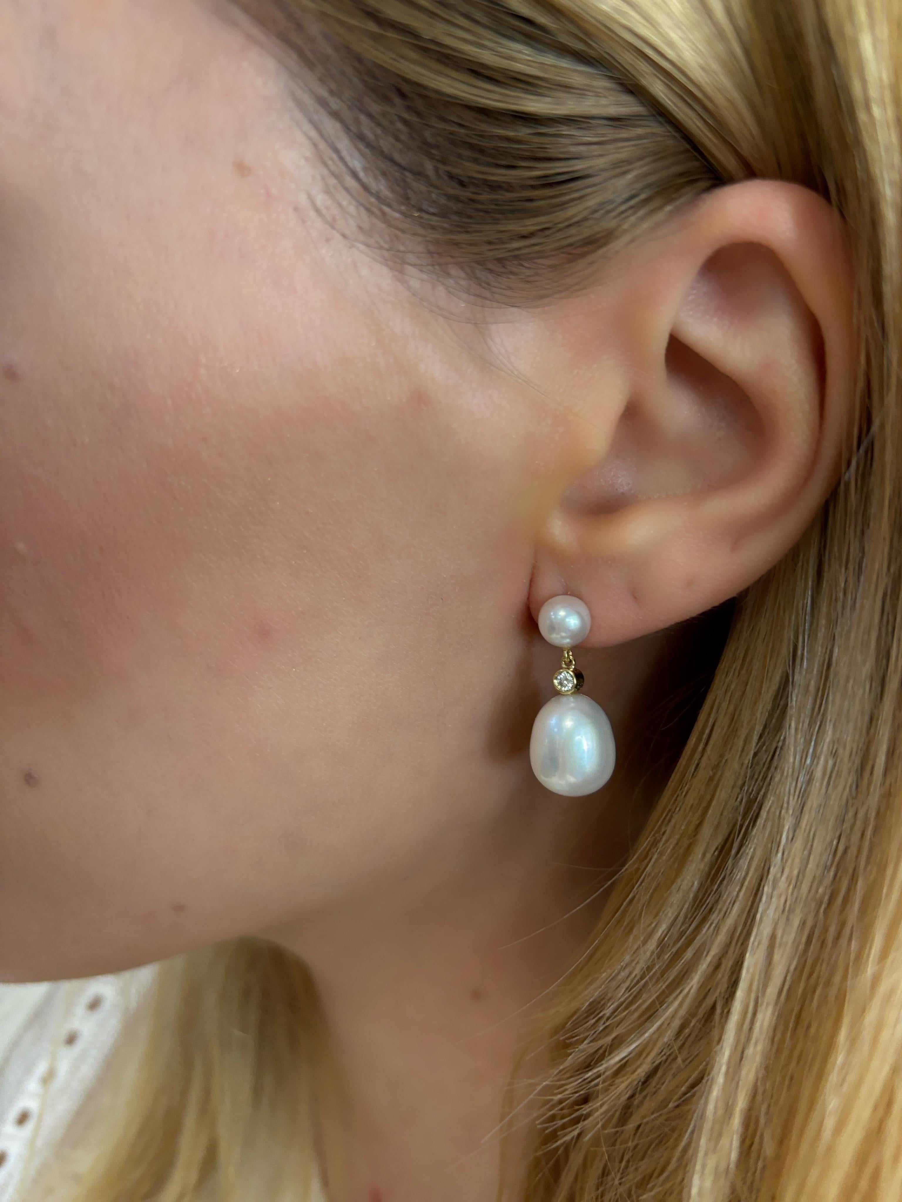 Orecchini con doppia goccia di perle e diamante da 0,08 carati, oro 18 carati, di Michelle Massoura In condizioni Nuovo in vendita a Nicosia, CY