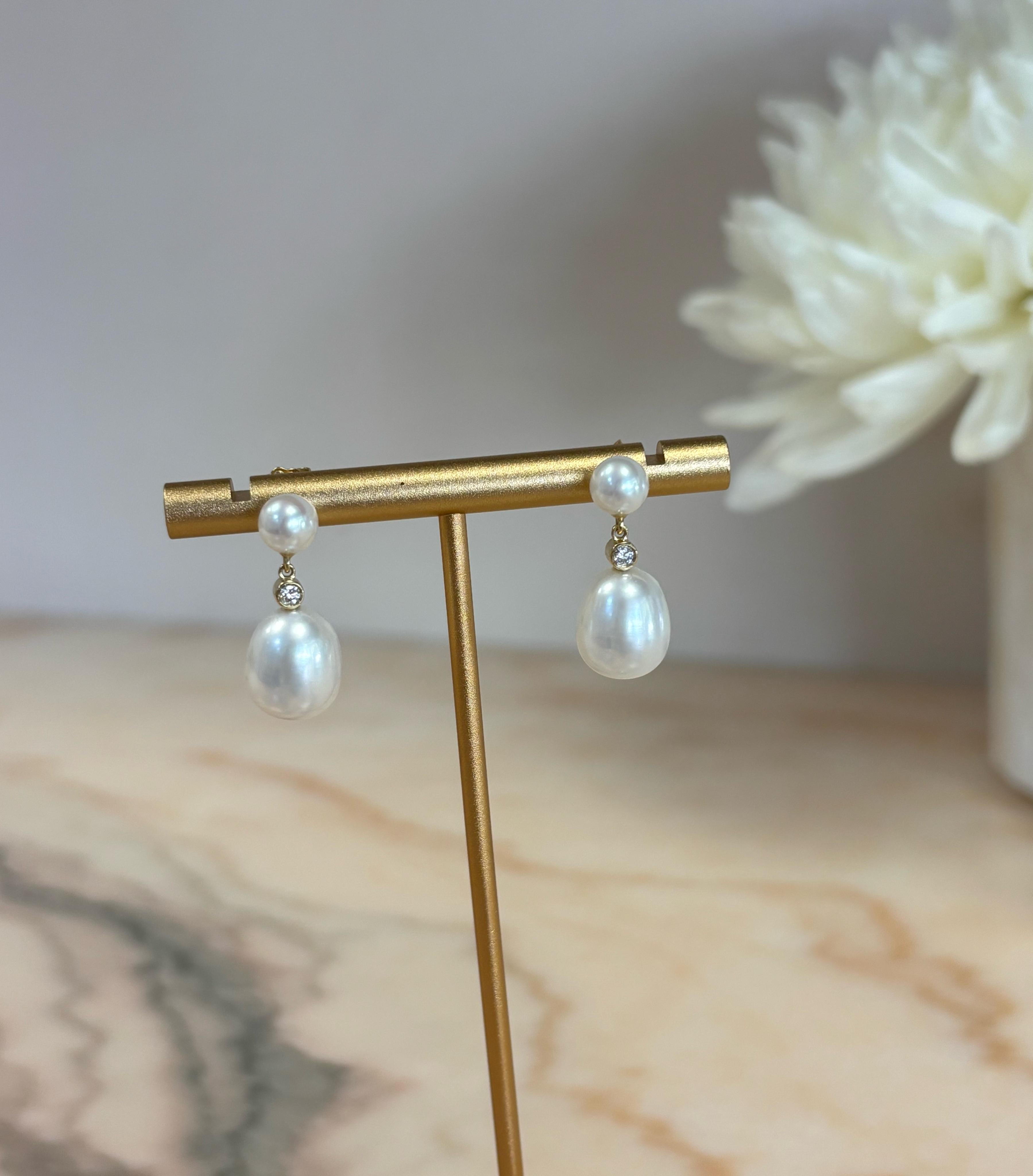 Orecchini con doppia goccia di perle e diamante da 0,08 carati, oro 18 carati, di Michelle Massoura in vendita 2