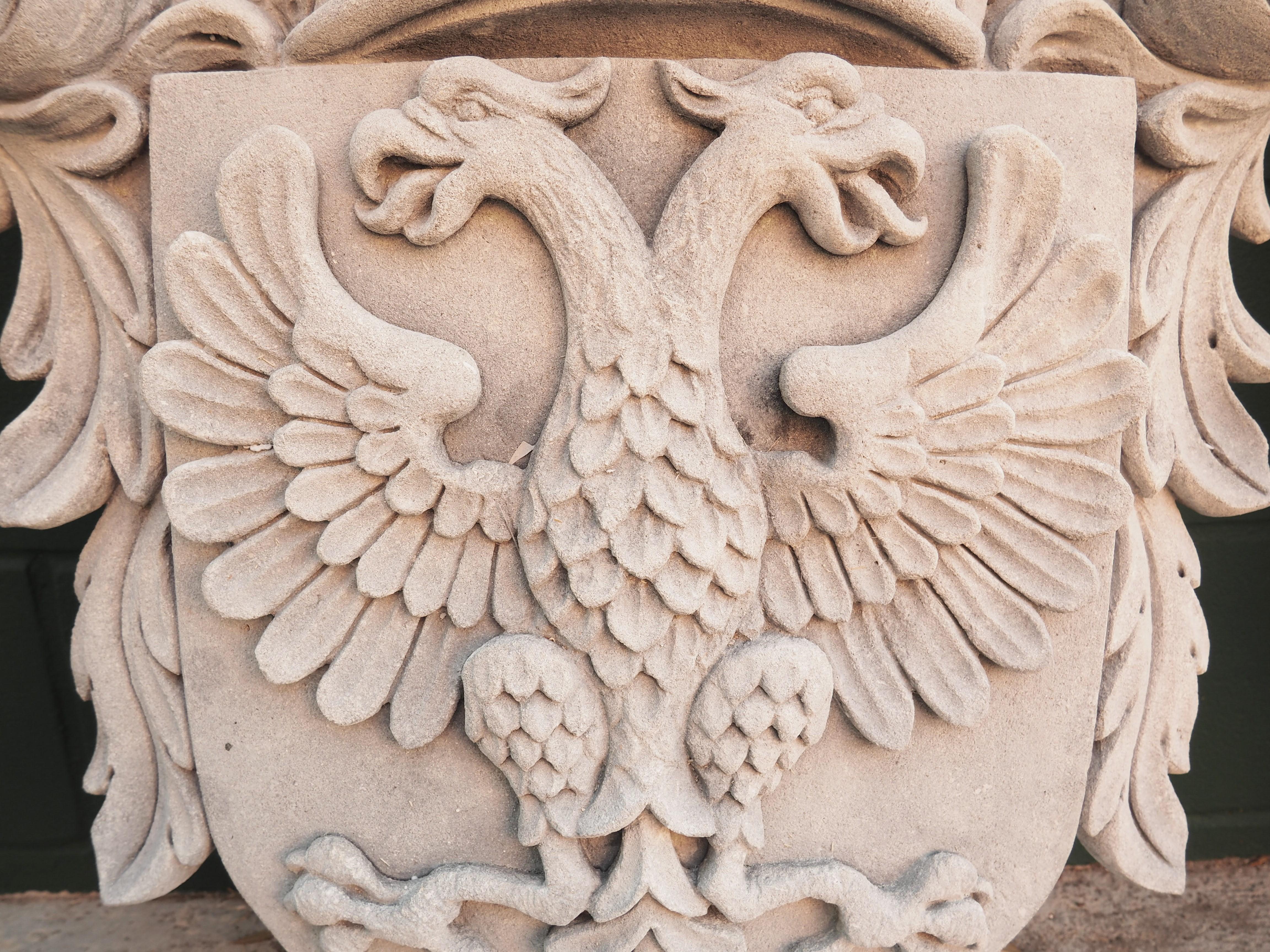 Renaissance Plaque de cartouche à double aigle en pierre calcaire sculptée en vente