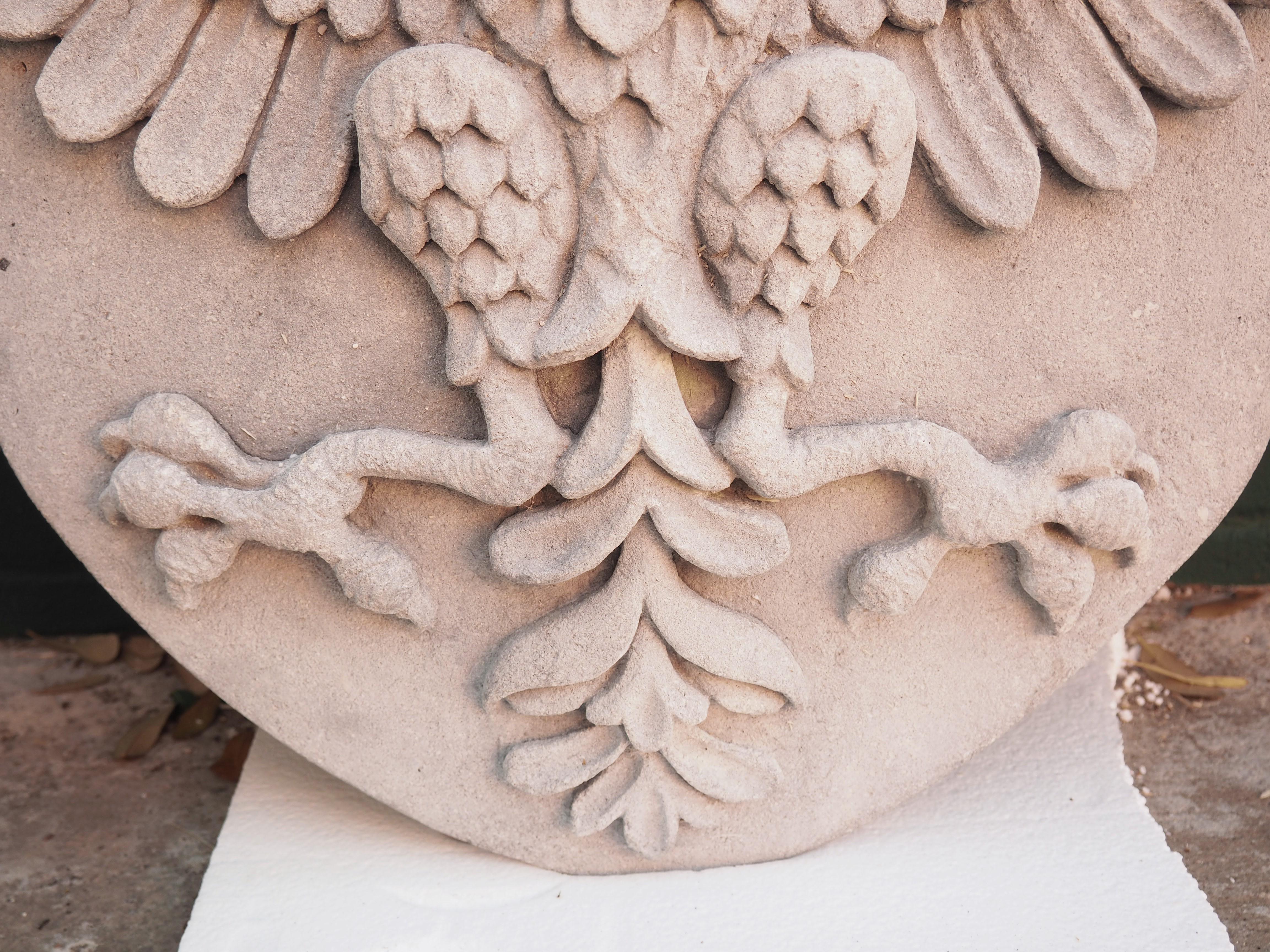 Doppel-Doppeladler-Kartusche aus geschnitztem Kalkstein (Italienisch) im Angebot