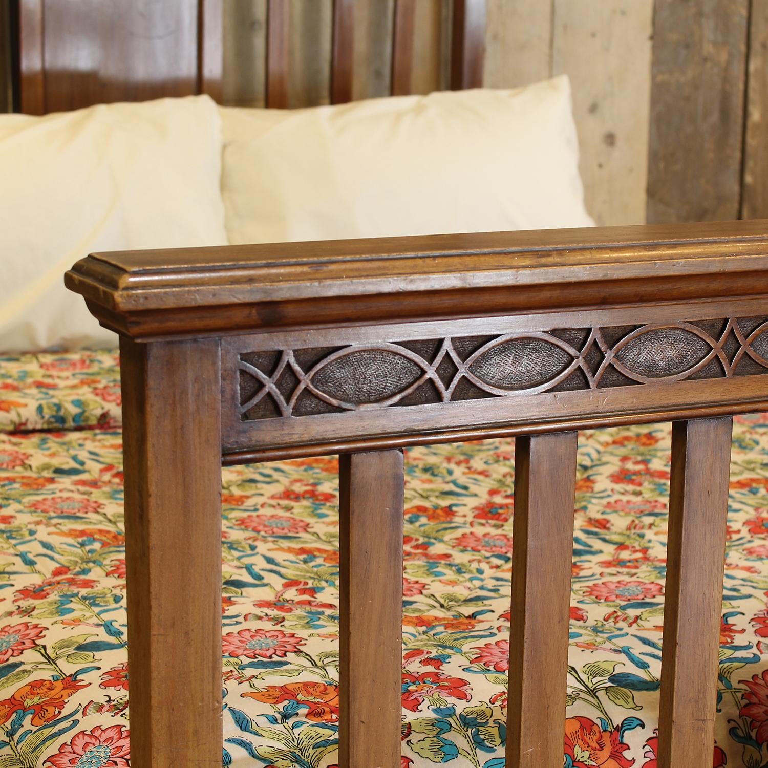 20th Century Double Edwardian Antique Bed in Walnut - WD68 For Sale