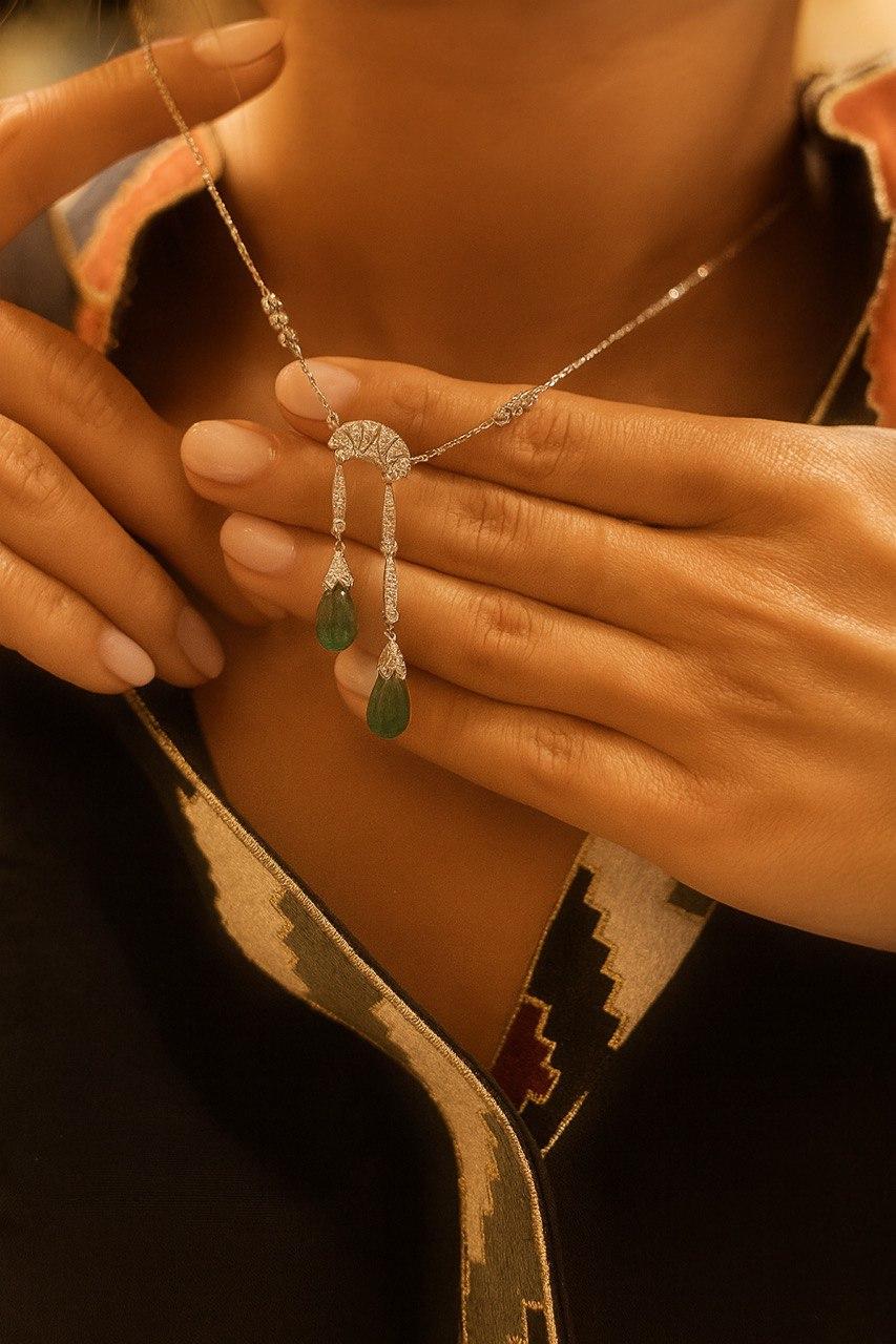 Elegance redefined 💎✨
This exquisite vintage 18k white gold necklace showcases dazzling diamonds paired with two lush emerald drops, creating a perfect harmony of brilliance and color. A masterpiece of timeless beauty, designed for those who seek