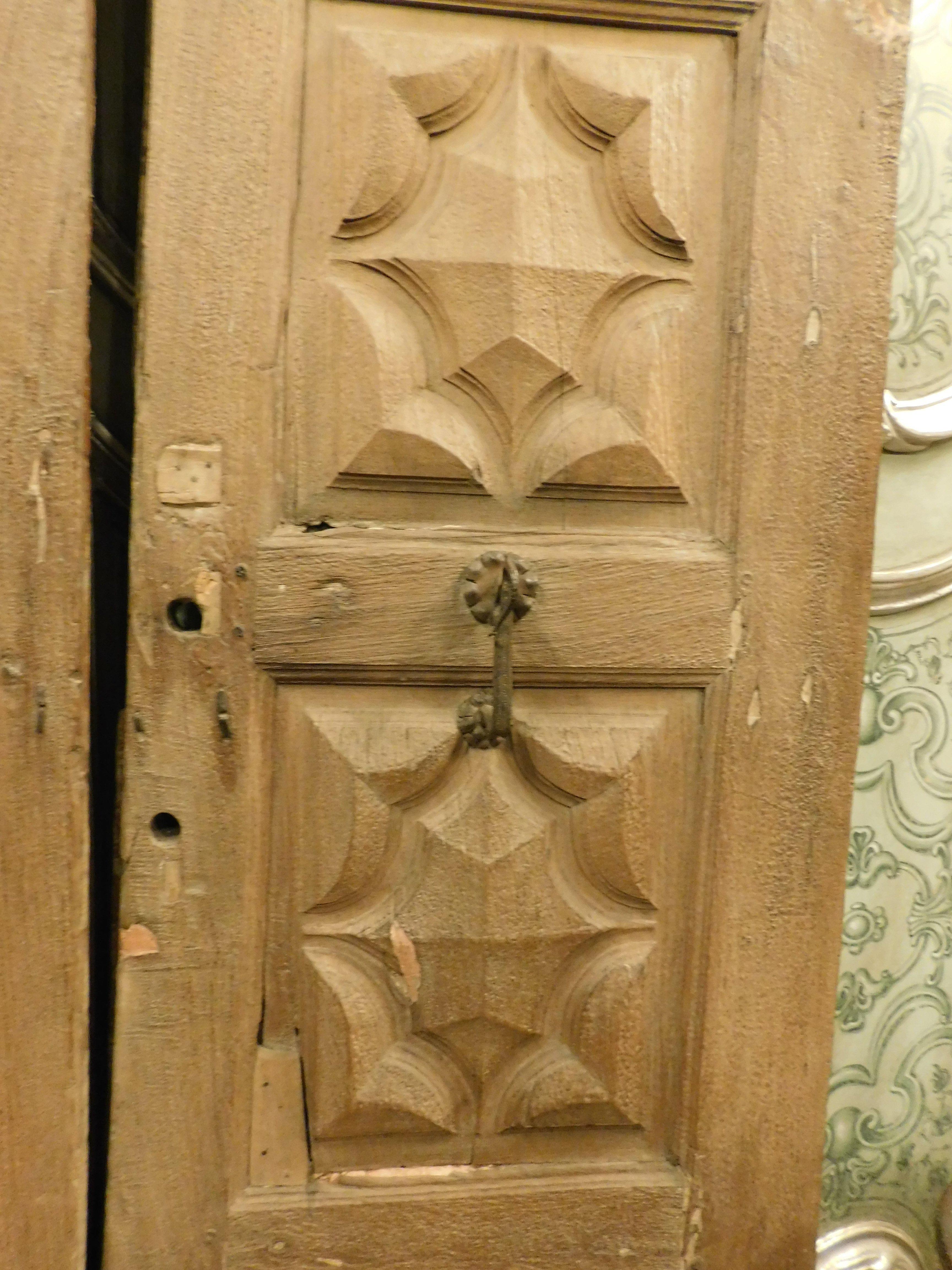 Double entrance main door carved in walnut, Italy In Good Condition For Sale In Cuneo, Italy (CN)