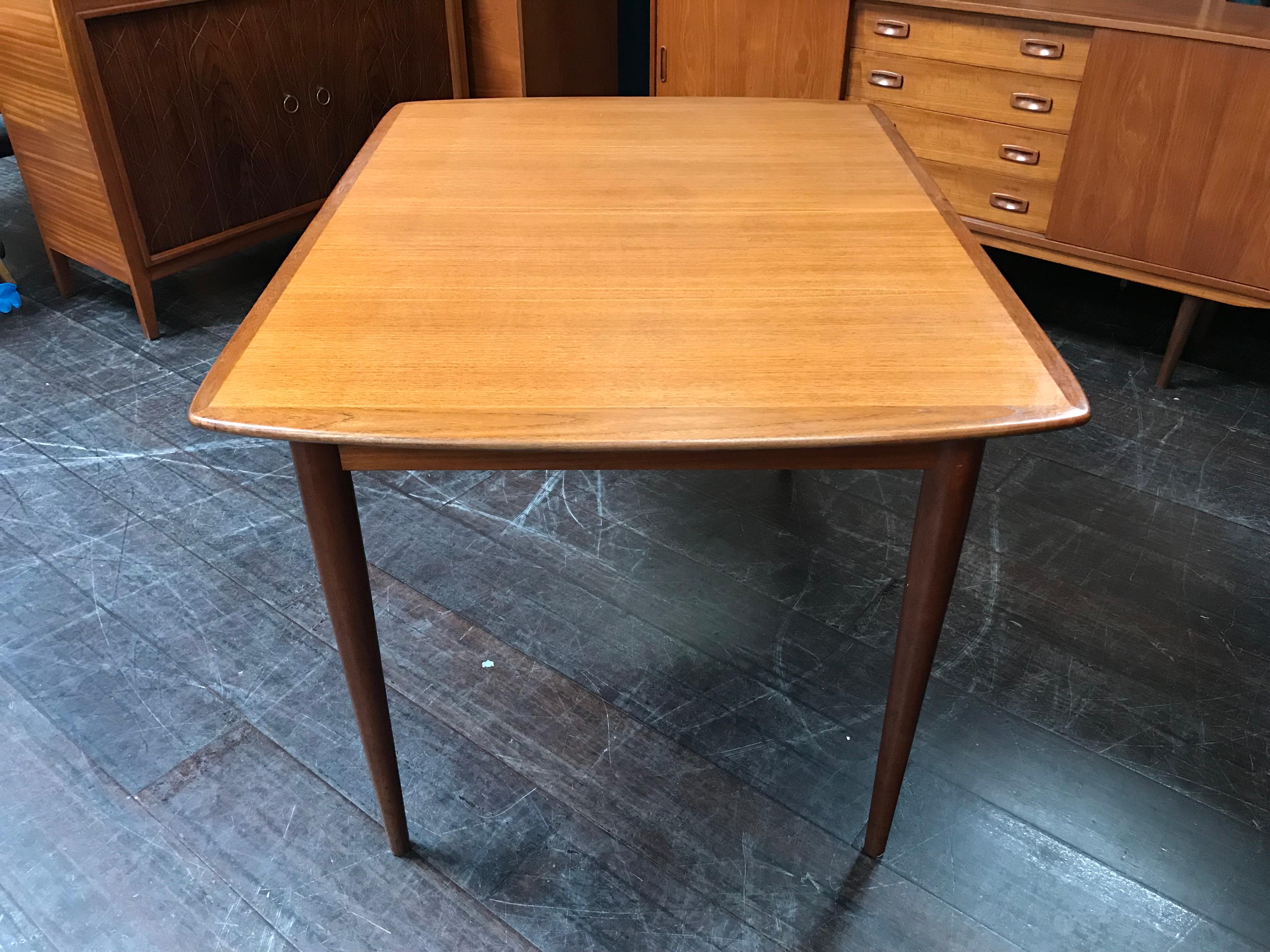 Si tratta di un bellissimo tavolo da pranzo scandinavo, progettato da Rolf Rastad e Adolf Relling e prodotto in Norvegia negli anni '60 dall'azienda Gustav Bahus. Questo tavolo molto elegante è dotato di due foglie extra, riposte sotto il piano del