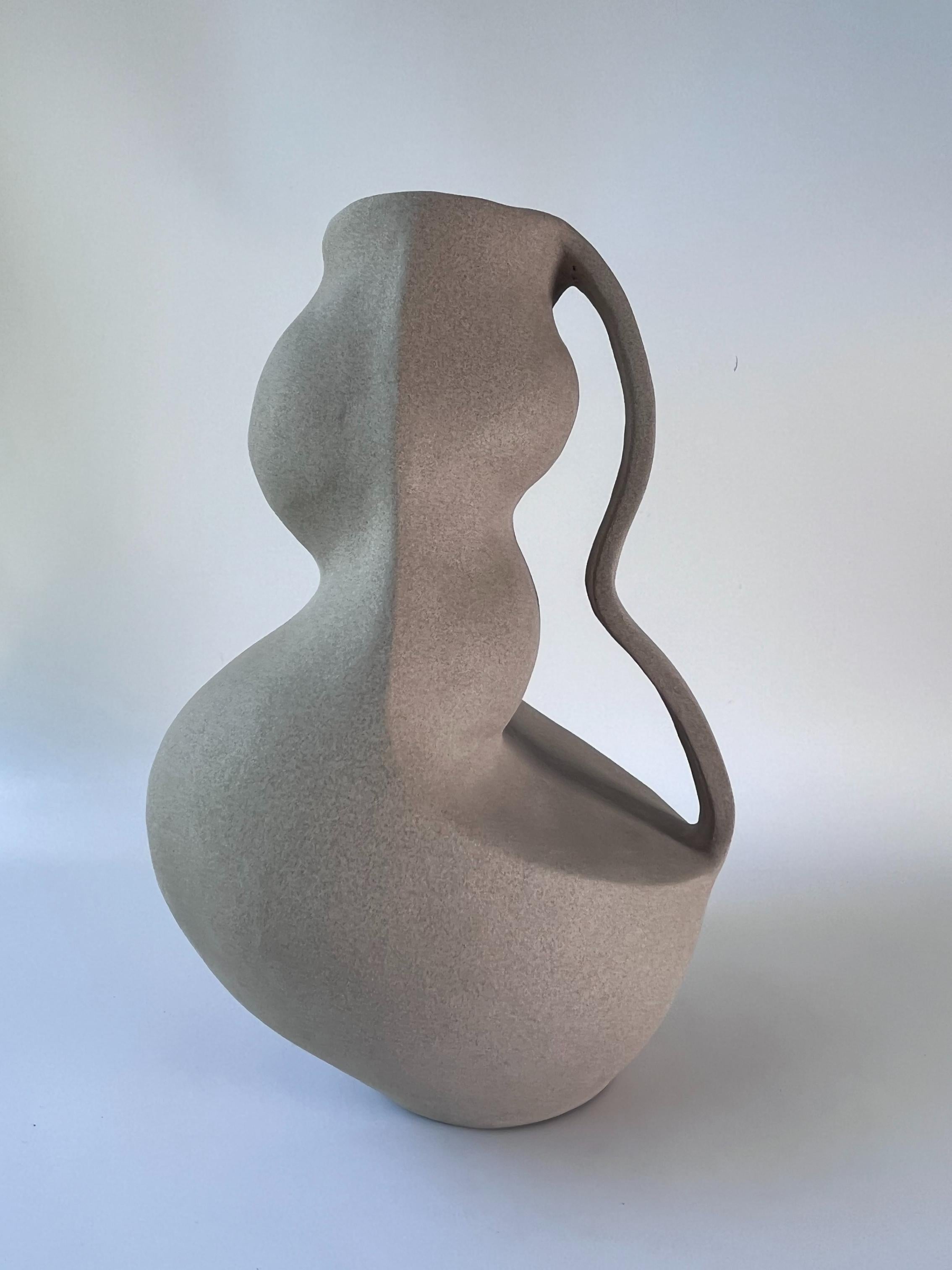 Vaso Double Face 1 di Rezzo Ceramics
Dimensioni: L 18 x P 16 x H 27 cm (le dimensioni possono variare).
Materiali: Gres
Finitura: Non smaltato. Adatto per fiori secchi

Esra Misirli Kubilay è un'artista turca della ceramica. Dopo aver conseguito la