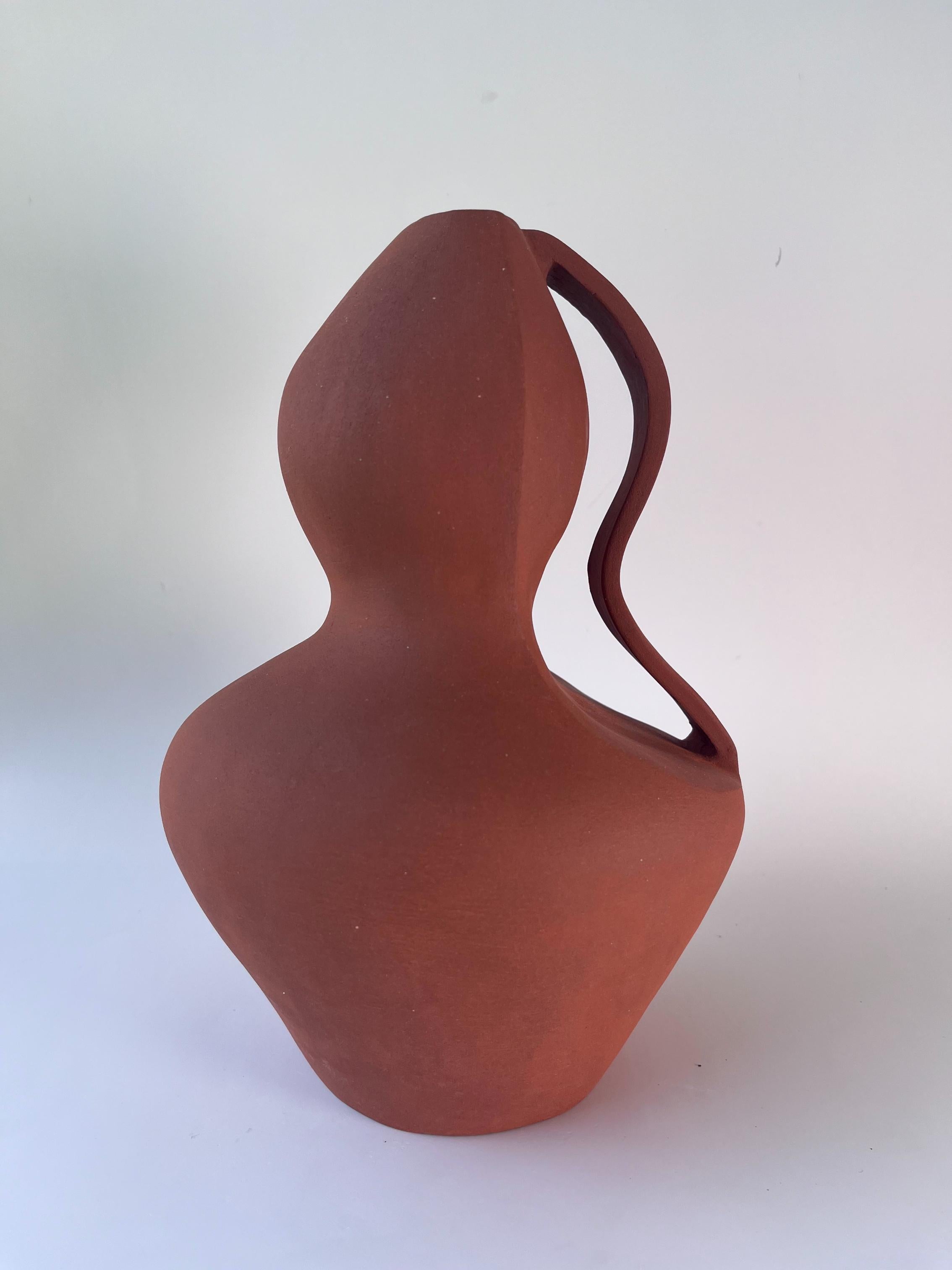 Vaso Double Face 2 di Rezzo Ceramics
Dimensioni: L 19 x P 18 x H 27 cm (le dimensioni possono variare).
Materiali: Gres
Finitura: Non smaltato. Adatto per fiori secchi

Esra Misirli Kubilay è un'artista turca della ceramica. Dopo aver conseguito la