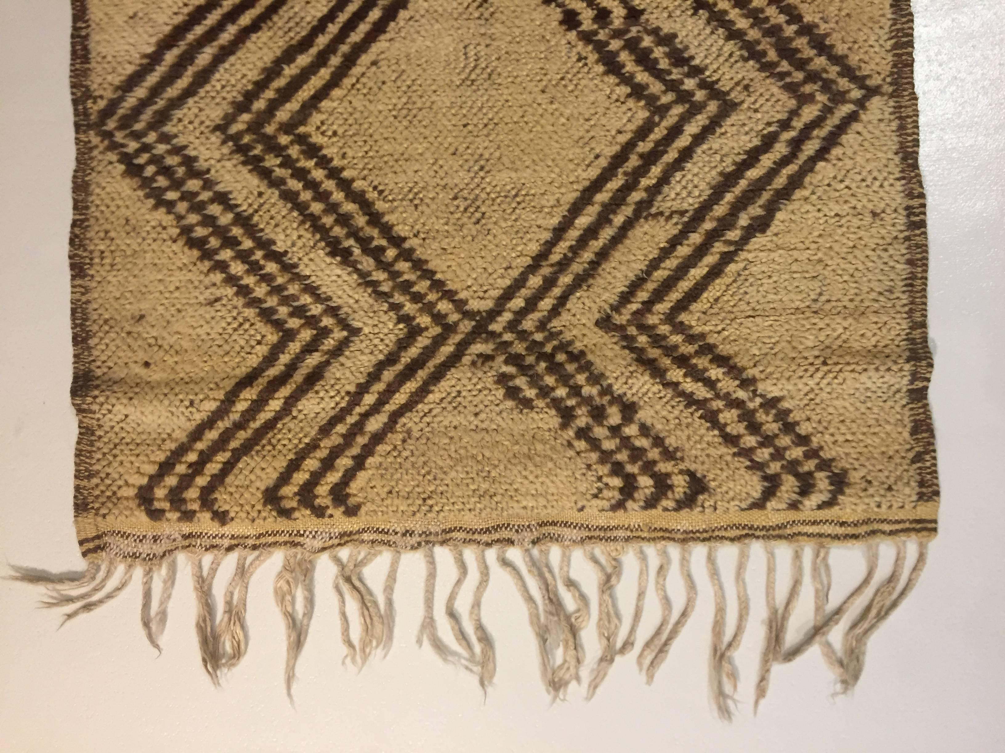 The Beni Ourain Berber rugs are made in Morocco, hand-knotted with raw wool, characterized by the colors of wool in its natural shades and very basic geometric designs.
Used as beds under the tents by the nomadic people of the Sahara desert, they